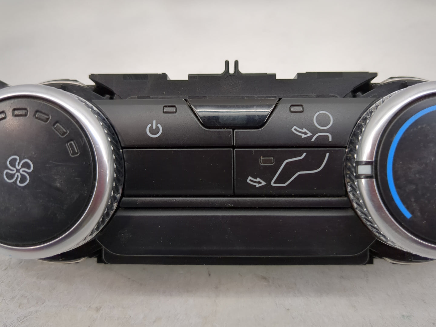 2021 Ford Explorer Climate Control Module Temperature AC/Heater Replacement P/N:0032951206 Fits OEM Used Auto Parts - Oemuse
