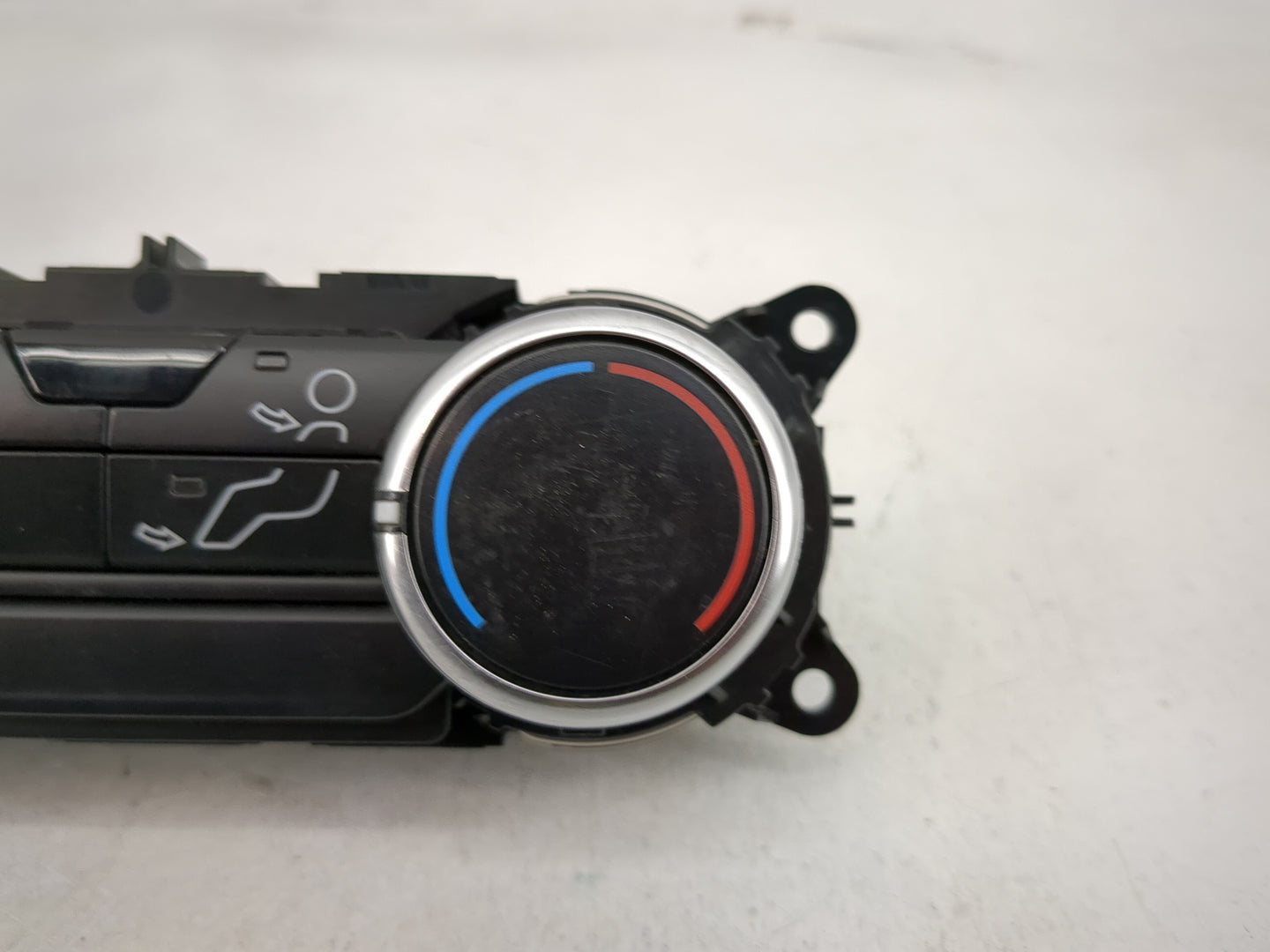 2021 Ford Explorer Climate Control Module Temperature AC/Heater Replacement P/N:0032951206 Fits OEM Used Auto Parts - Oemuse