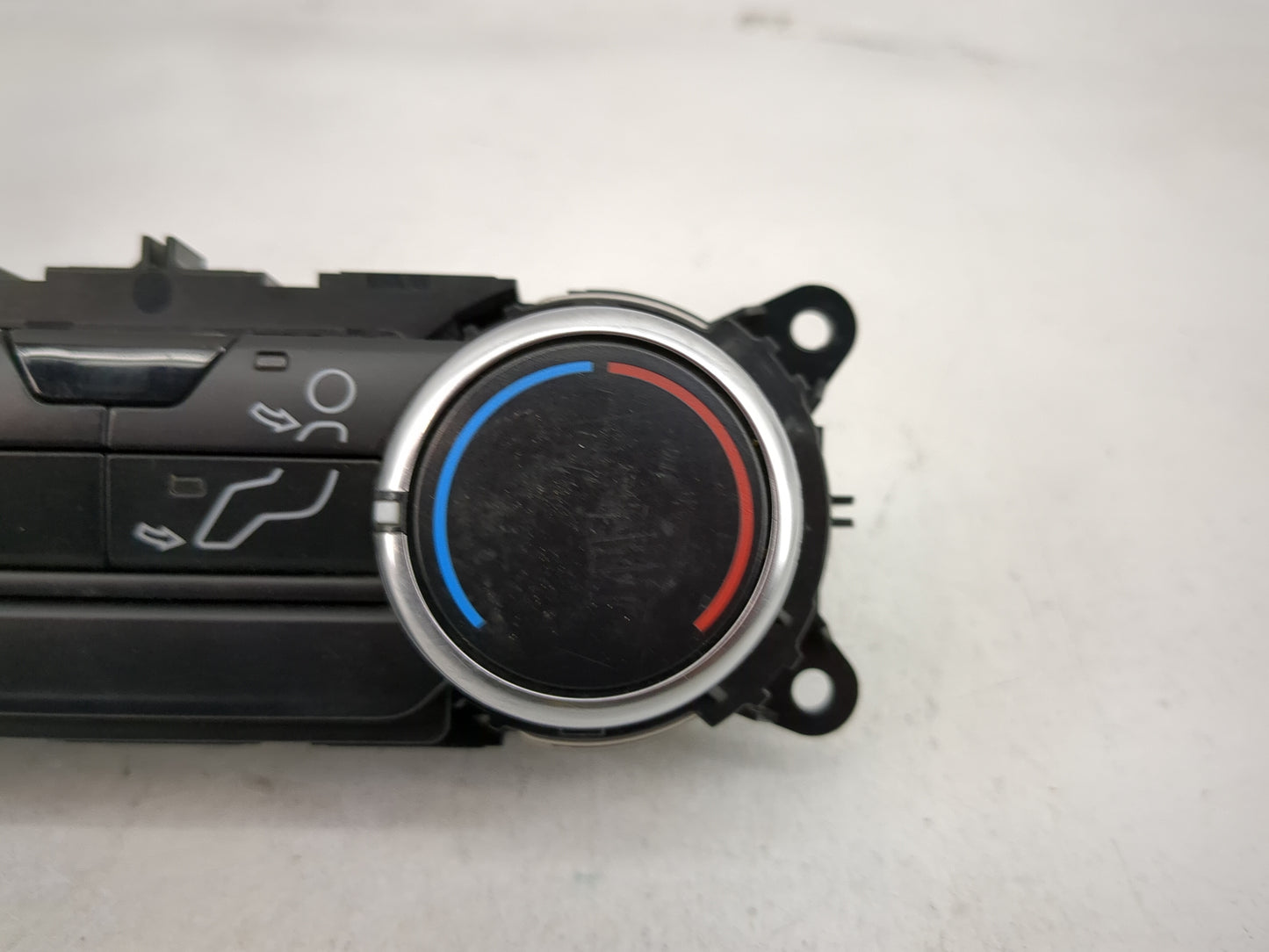 2021 Ford Explorer Climate Control Module Temperature AC/Heater Replacement P/N:0032951206 Fits OEM Used Auto Parts - Oemuse