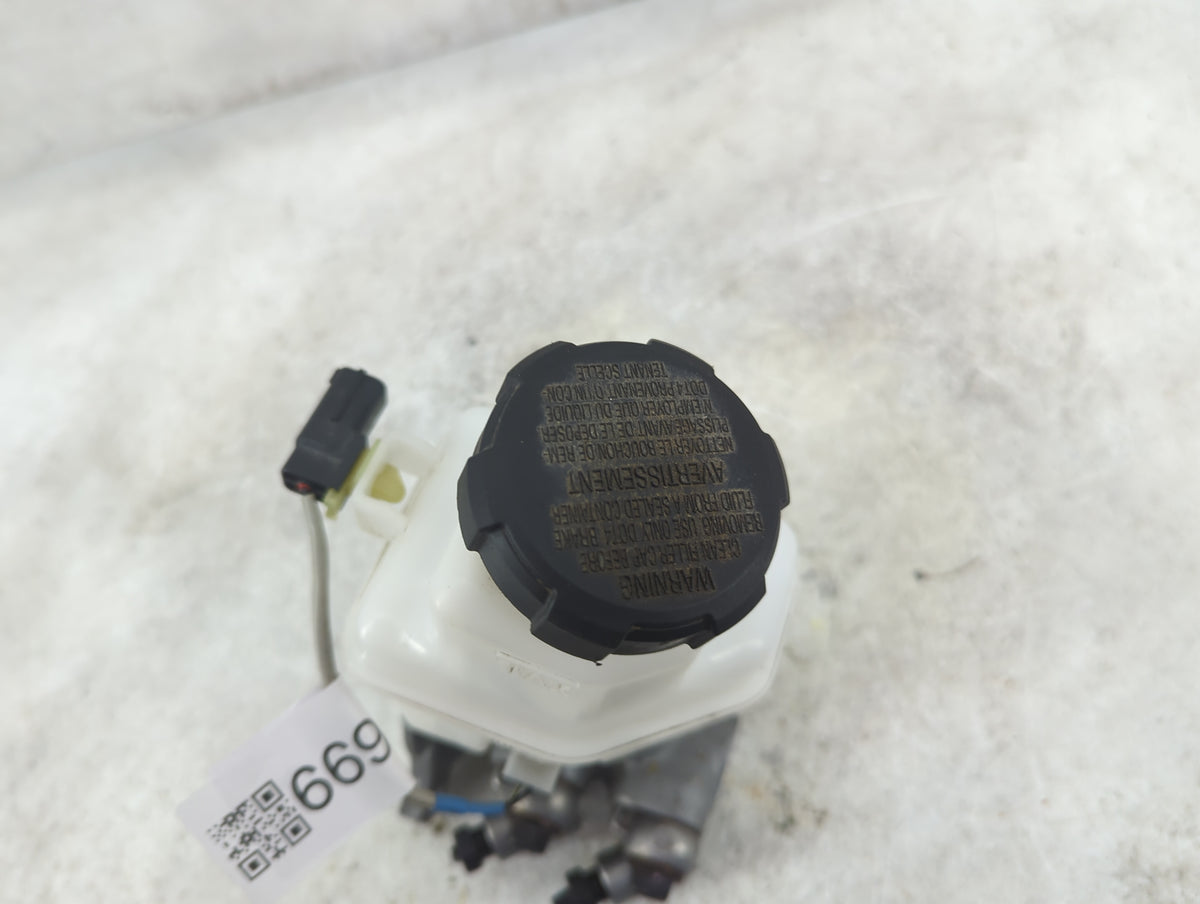 2019-2021 Genesis G70 Brake Master Cylinder 1515699 - Oemusedautoparts1.com