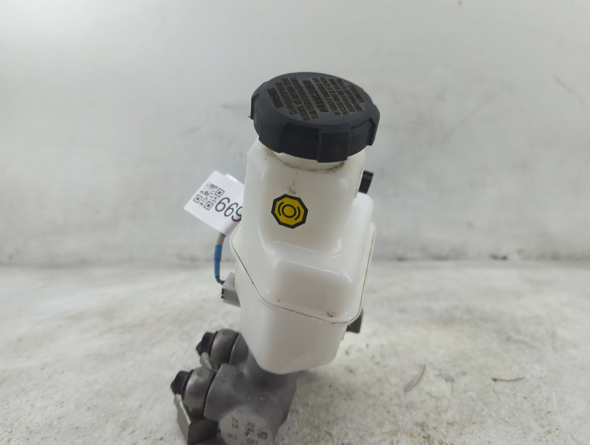 2019-2021 Genesis G70 Brake Master Cylinder 1515699 - Oemusedautoparts1.com