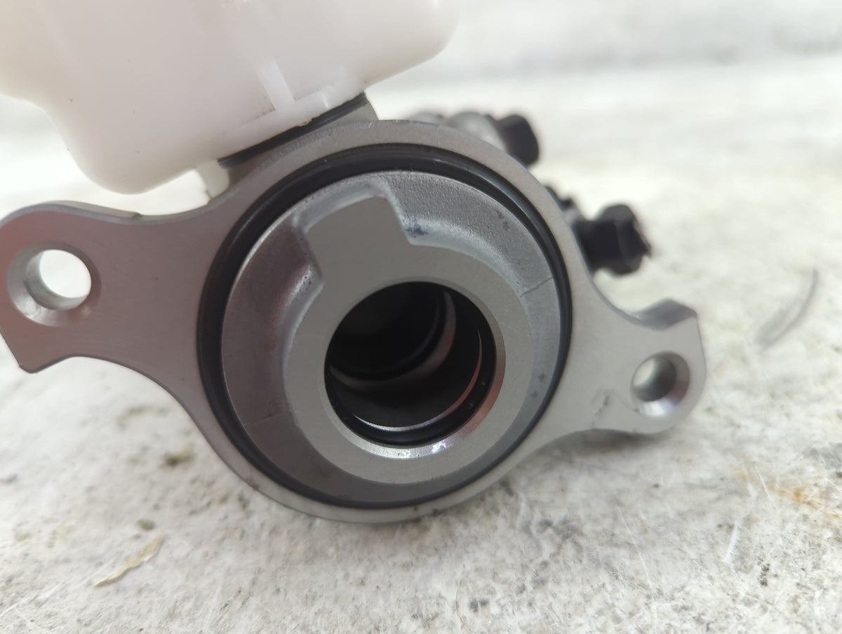 2019-2021 Genesis G70 Brake Master Cylinder 1515699 - Oemusedautoparts1.com