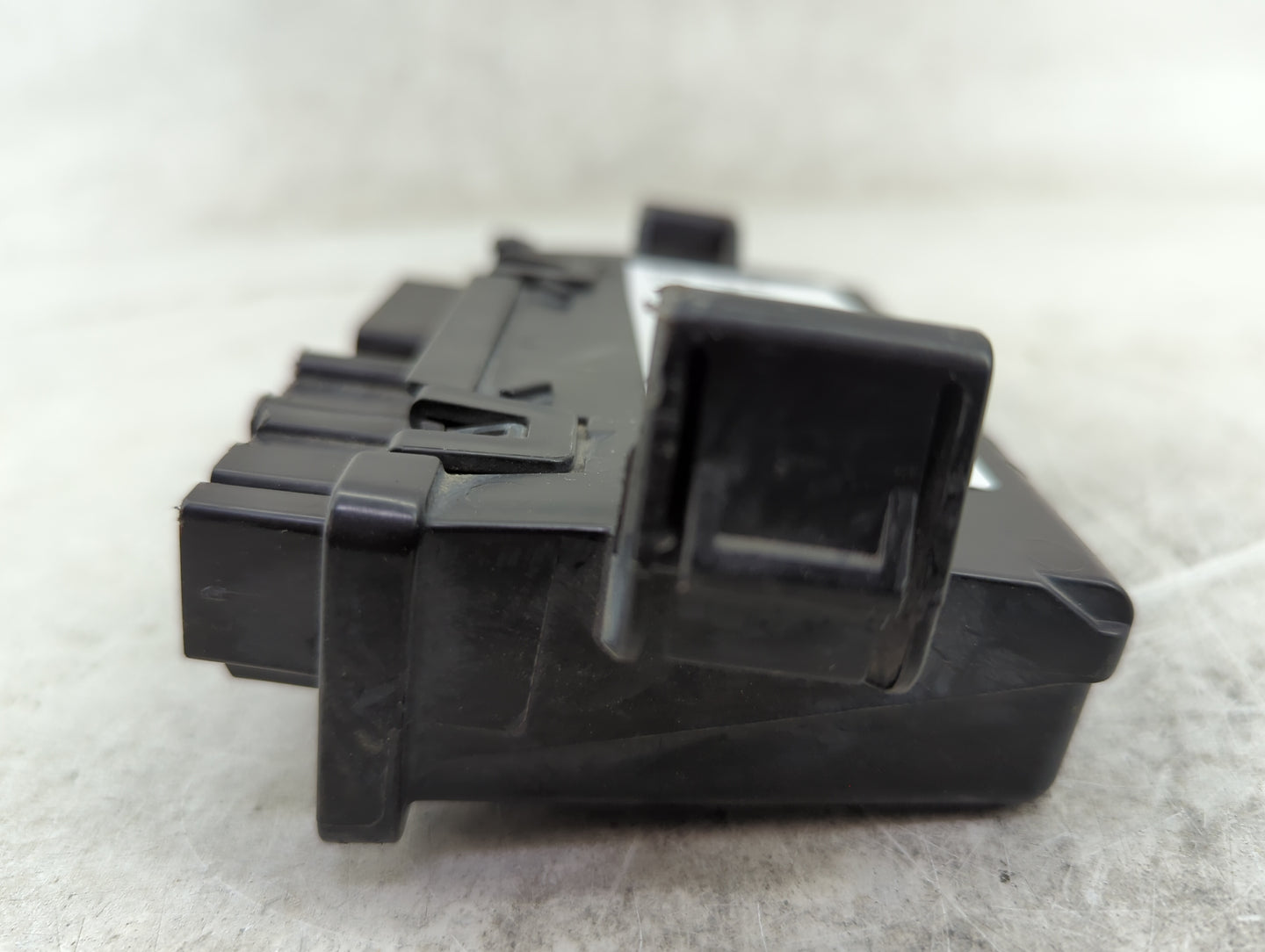 2020-2022 Gmc Acadia Tailgate Control Module - Oemusedautoparts1.com