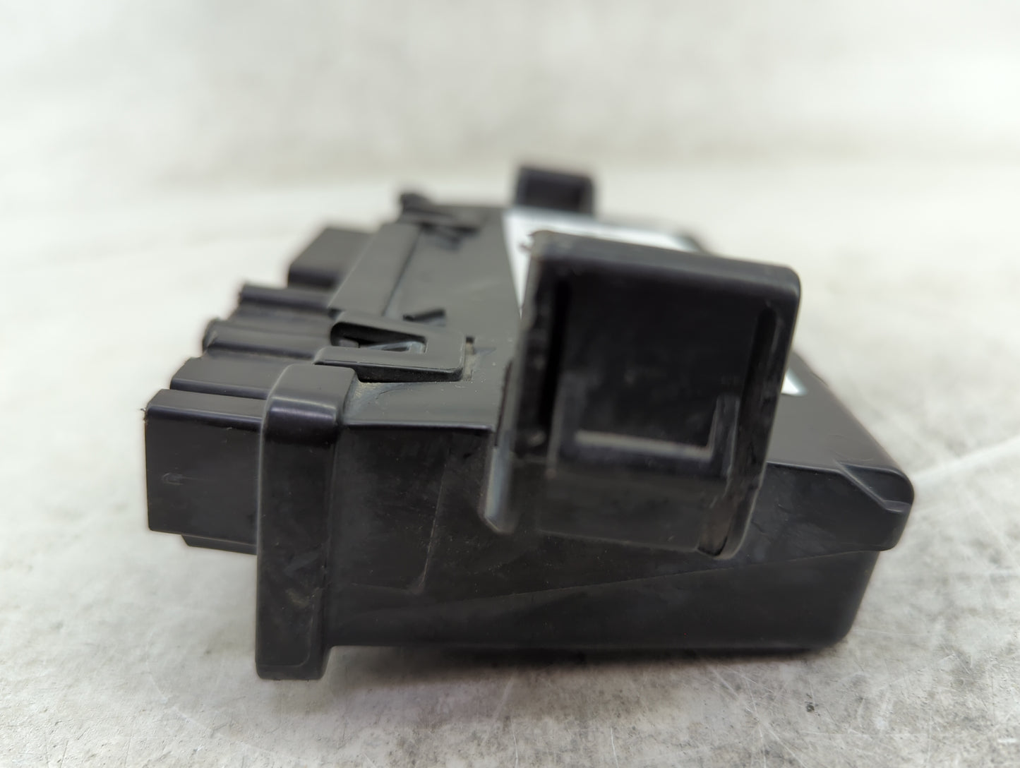 2020-2022 Gmc Acadia Tailgate Control Module - Oemusedautoparts1.com