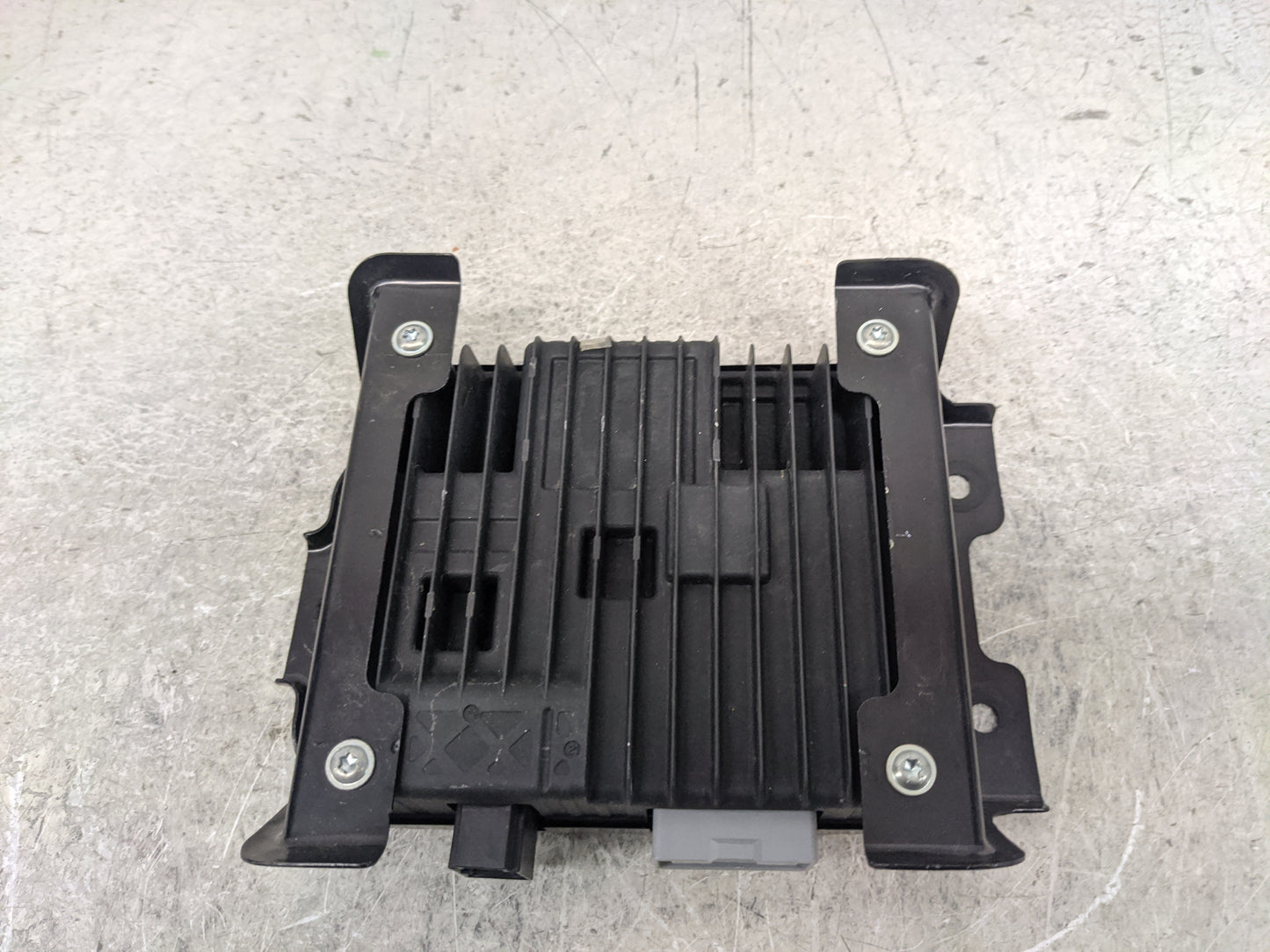 2019-2022 Gmc Sierra 1500 Radio AM FM Cd Player Receiver Replacement P/N:84379747 Fits Fits 2019 2020 2021 2022 OEM Used Aut