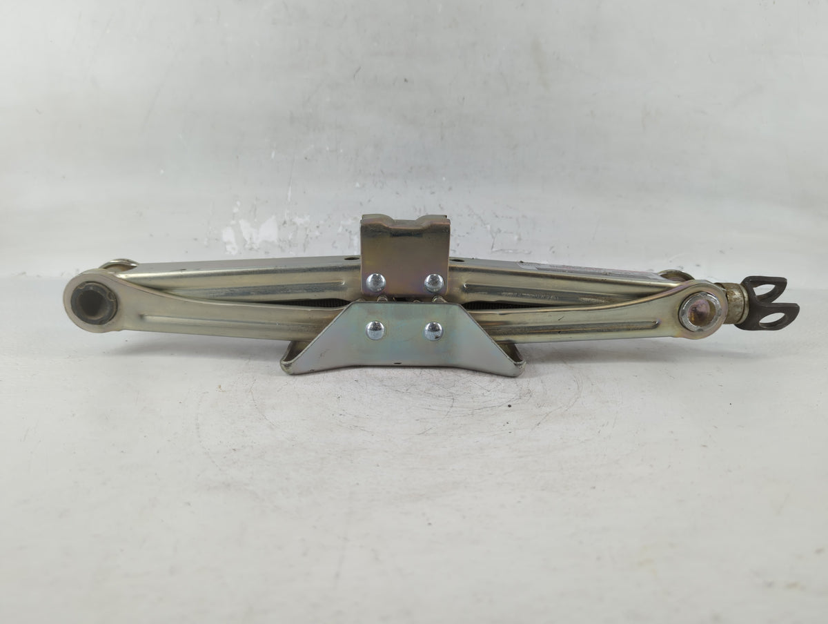 2021 Honda Hr-v Spare Scissor Car Jack 760734 - Oemusedautoparts1.com