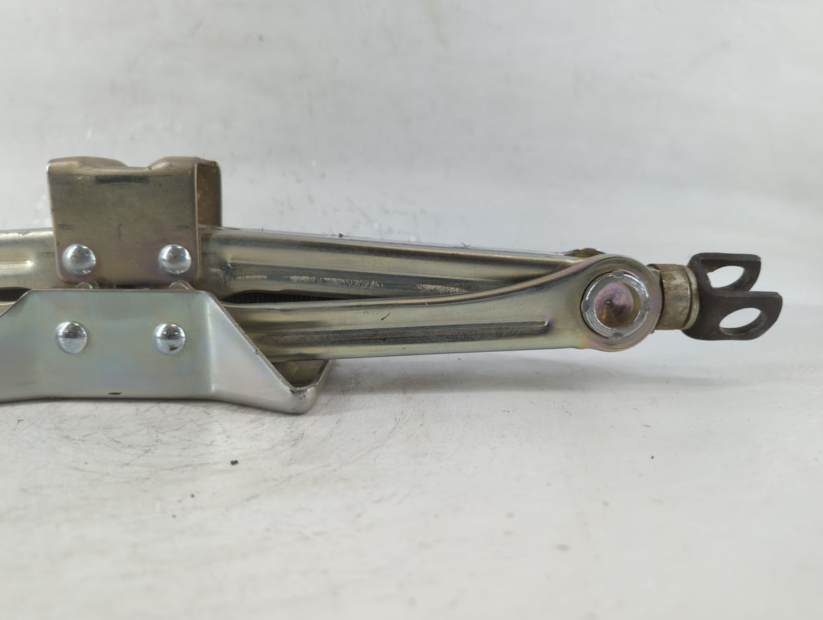 2021 Honda Hr-v Spare Scissor Car Jack 760734 - Oemusedautoparts1.com