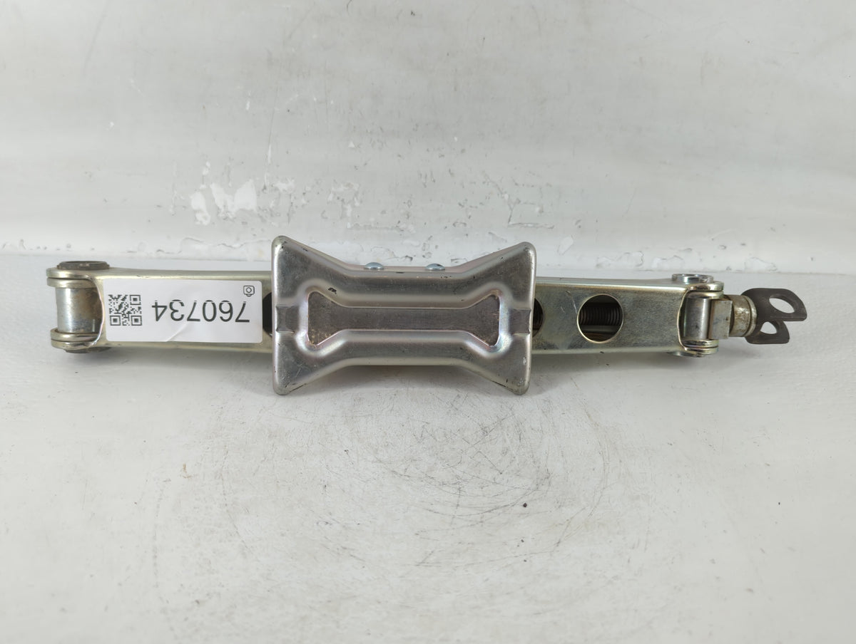 2021 Honda Hr-v Spare Scissor Car Jack 760734 - Oemusedautoparts1.com