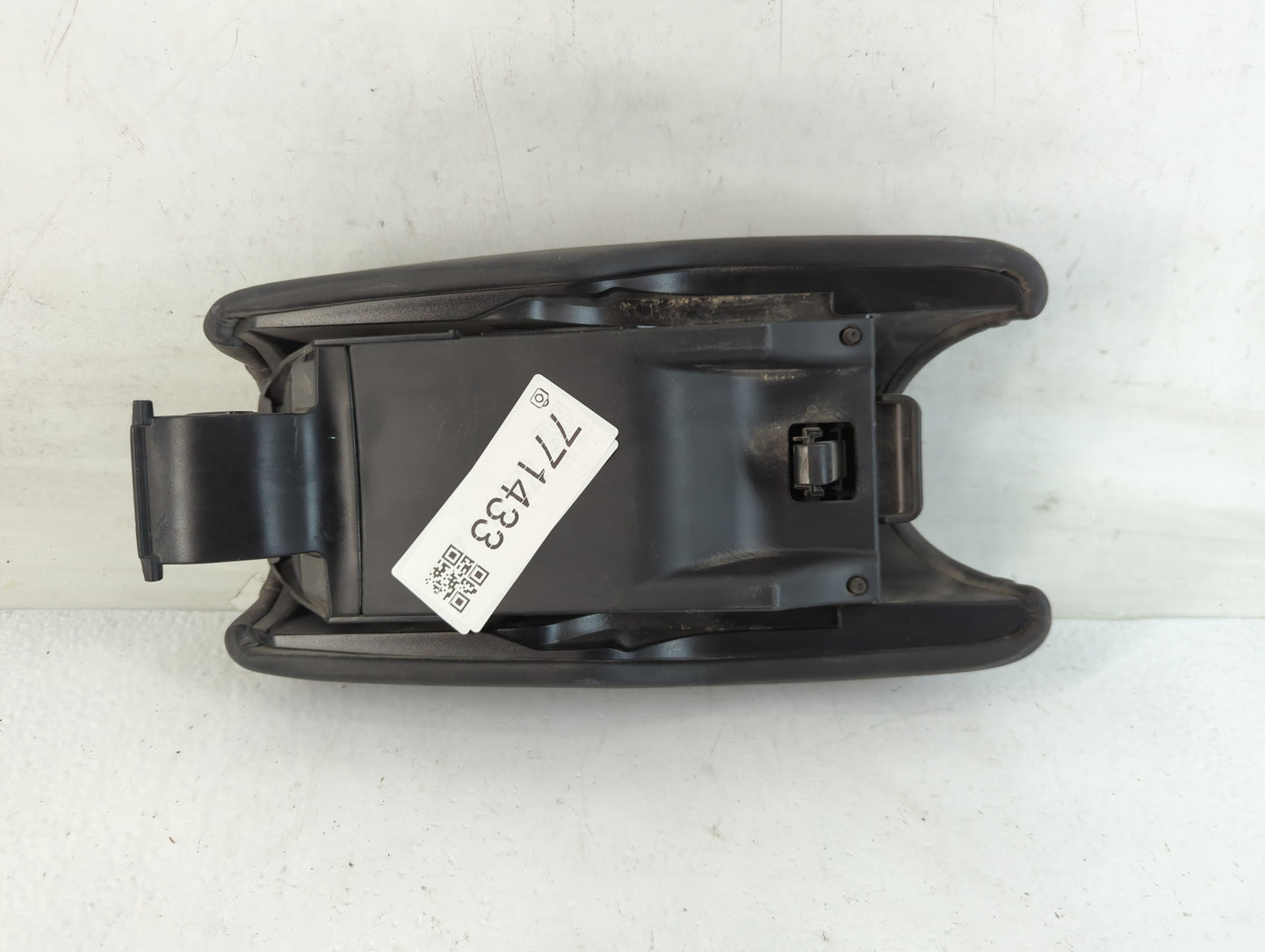 2021 Honda Hr-V Center Console Armrest Cover Lid Fits OEM Used Auto Parts - Oemusedautoparts1.com