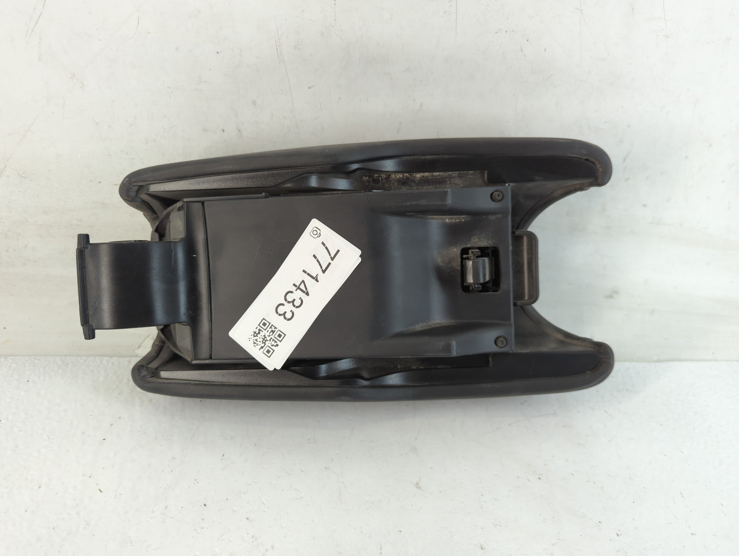 2021 Honda Hr-V Center Console Armrest Cover Lid Fits OEM Used Auto Parts - Oemusedautoparts1.com