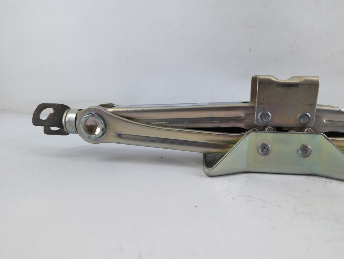 2021 Honda Hr-v Spare Scissor Car Jack 774345 - Oemusedautoparts1.com
