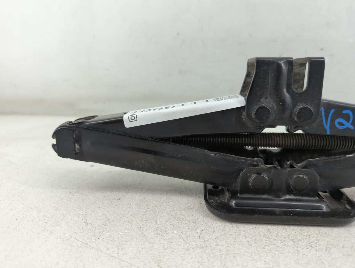 2021 Hyundai Elantra Spare Scissor Car Jack 1069111 - Oemusedautoparts1.com
