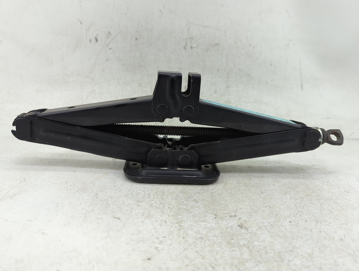 2021 Hyundai Elantra Spare Scissor Car Jack 1409489 - Oemusedautoparts1.com