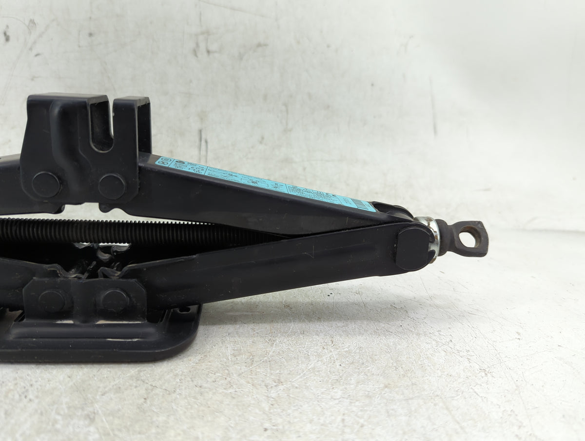 2021 Hyundai Elantra Spare Scissor Car Jack 1409489 - Oemusedautoparts1.com