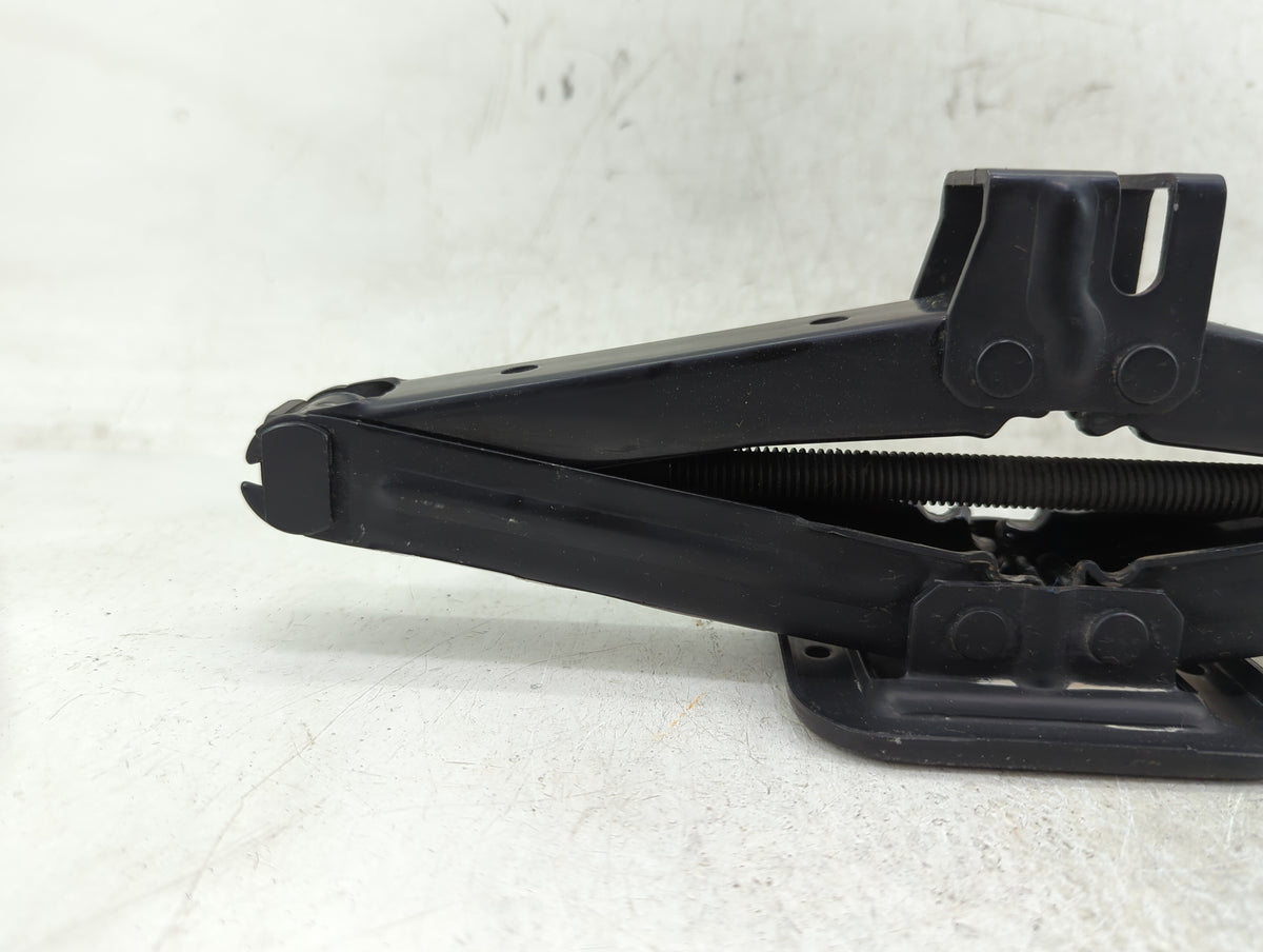 2021 Hyundai Elantra Spare Scissor Car Jack 1409489 - Oemusedautoparts1.com