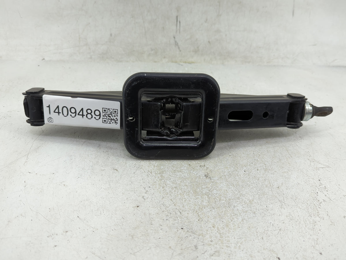 2021 Hyundai Elantra Spare Scissor Car Jack 1409489 - Oemusedautoparts1.com