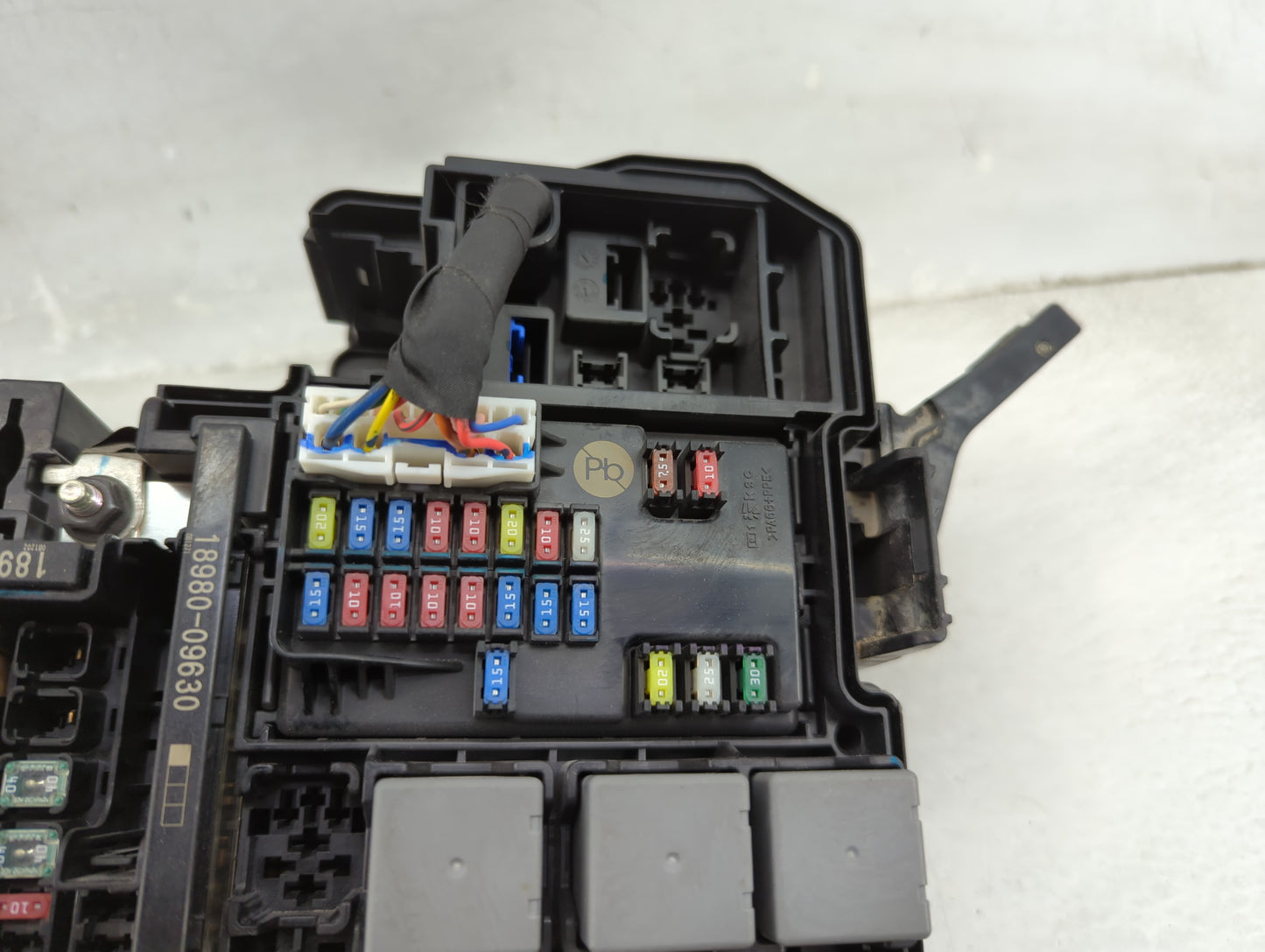 2021-2022 Hyundai Elantra Fusebox Fuse Box Panel Relay Module P/N:18980-09625 18960-09630 Fits Fits 2021 2022 OEM Used Auto 