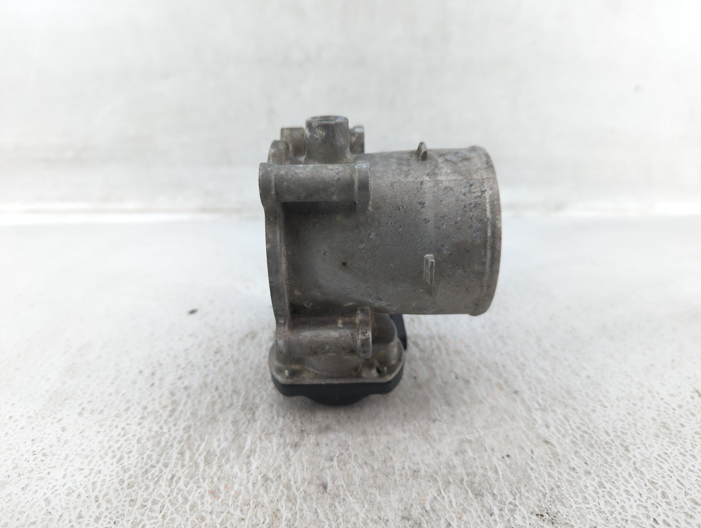2021-2022 Hyundai Elantra Throttle Body P/N:35100-2J410 Fits Fits 2021 2022 OEM Used Auto Parts - Oemusedautoparts1.com