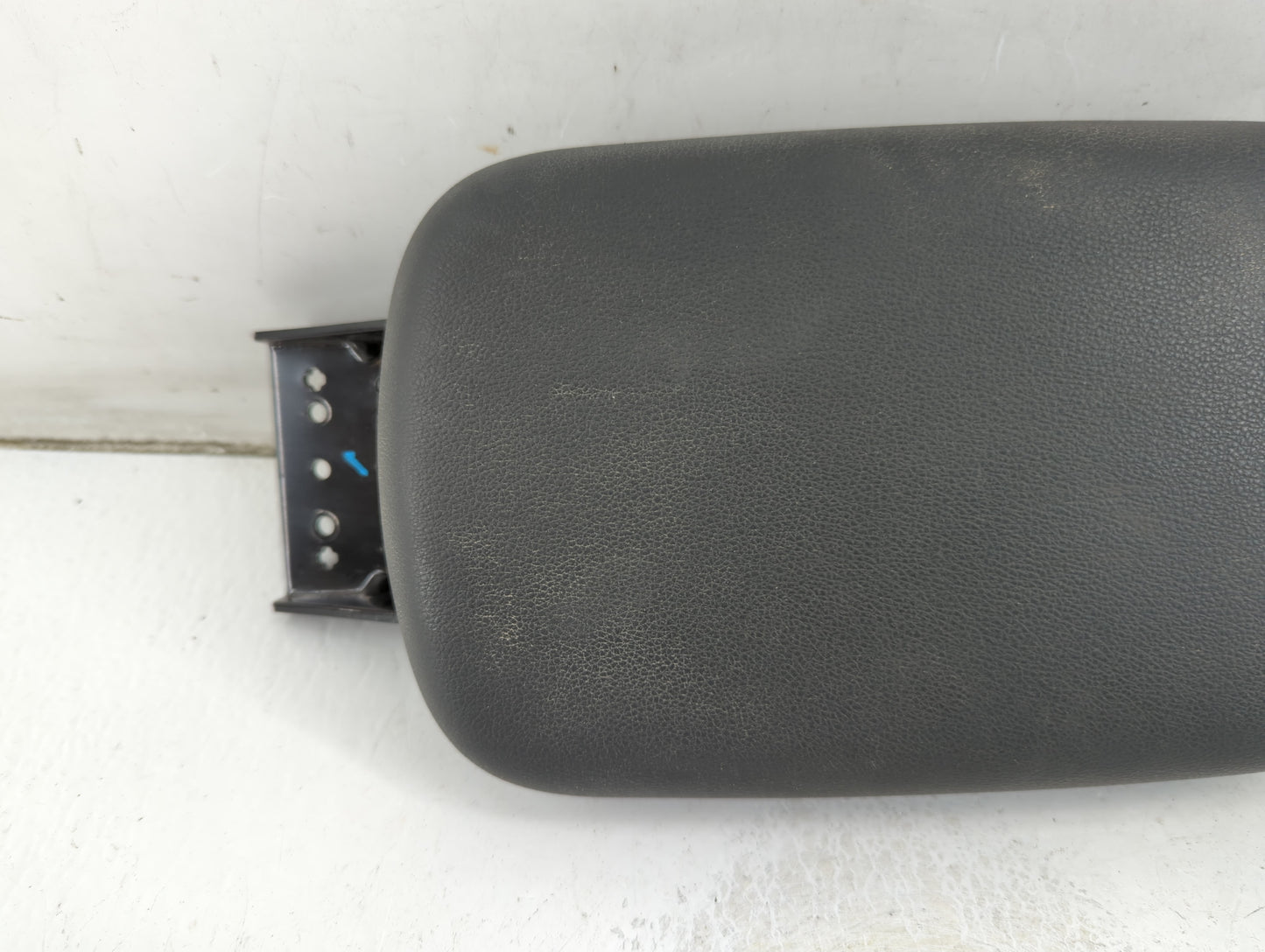 2018-2021 Hyundai Kona Center Console Armrest Cover Lid Fits Fits 2018 2019 2020 2021 OEM Used Auto Parts - Oemusedautoparts