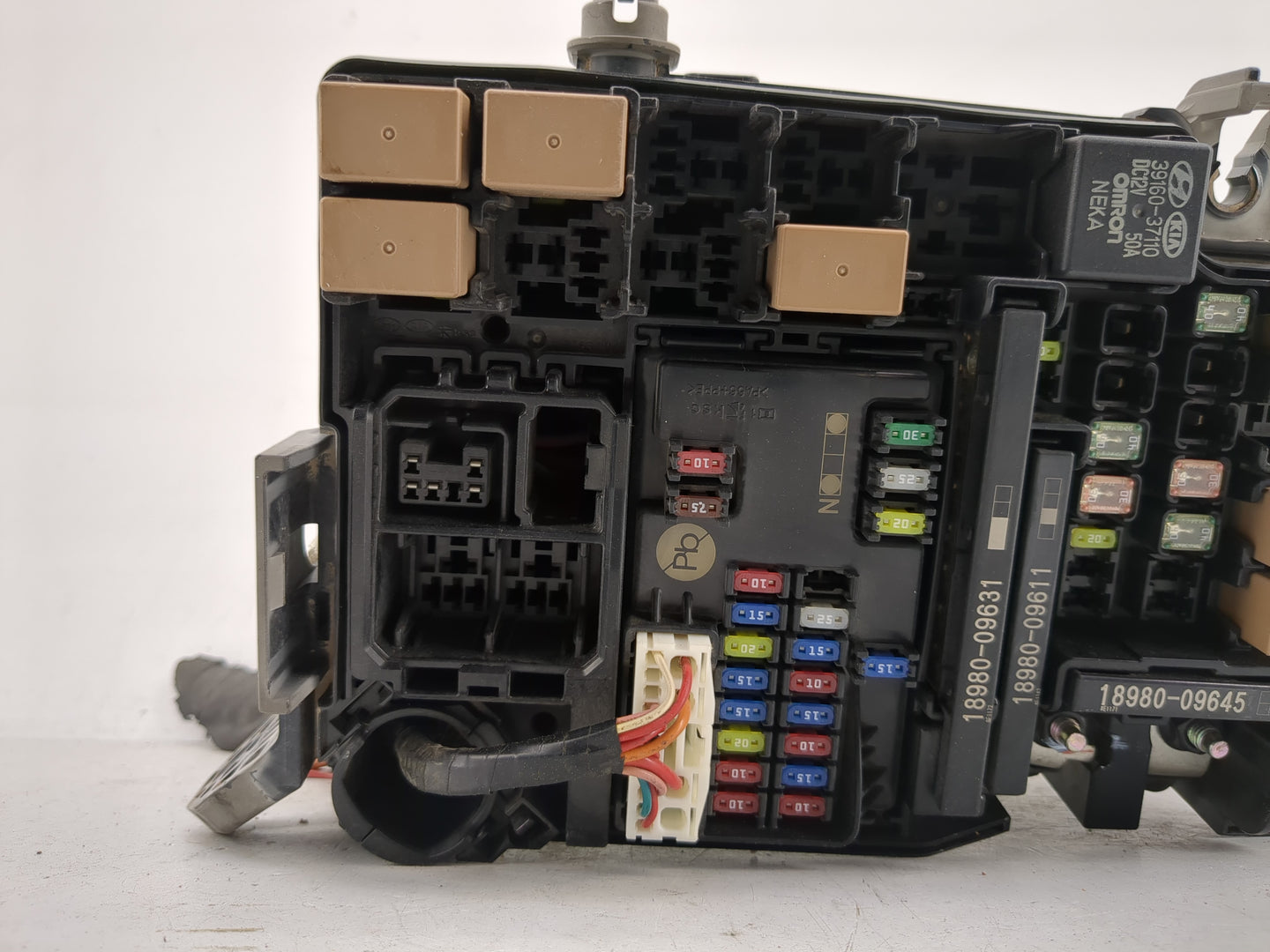 2018-2021 Hyundai Kona Fusebox Fuse Box Panel Relay Module P/N:39160-37110 18980-19645, 18980-09611 Fits Fits 2018 2019 2020