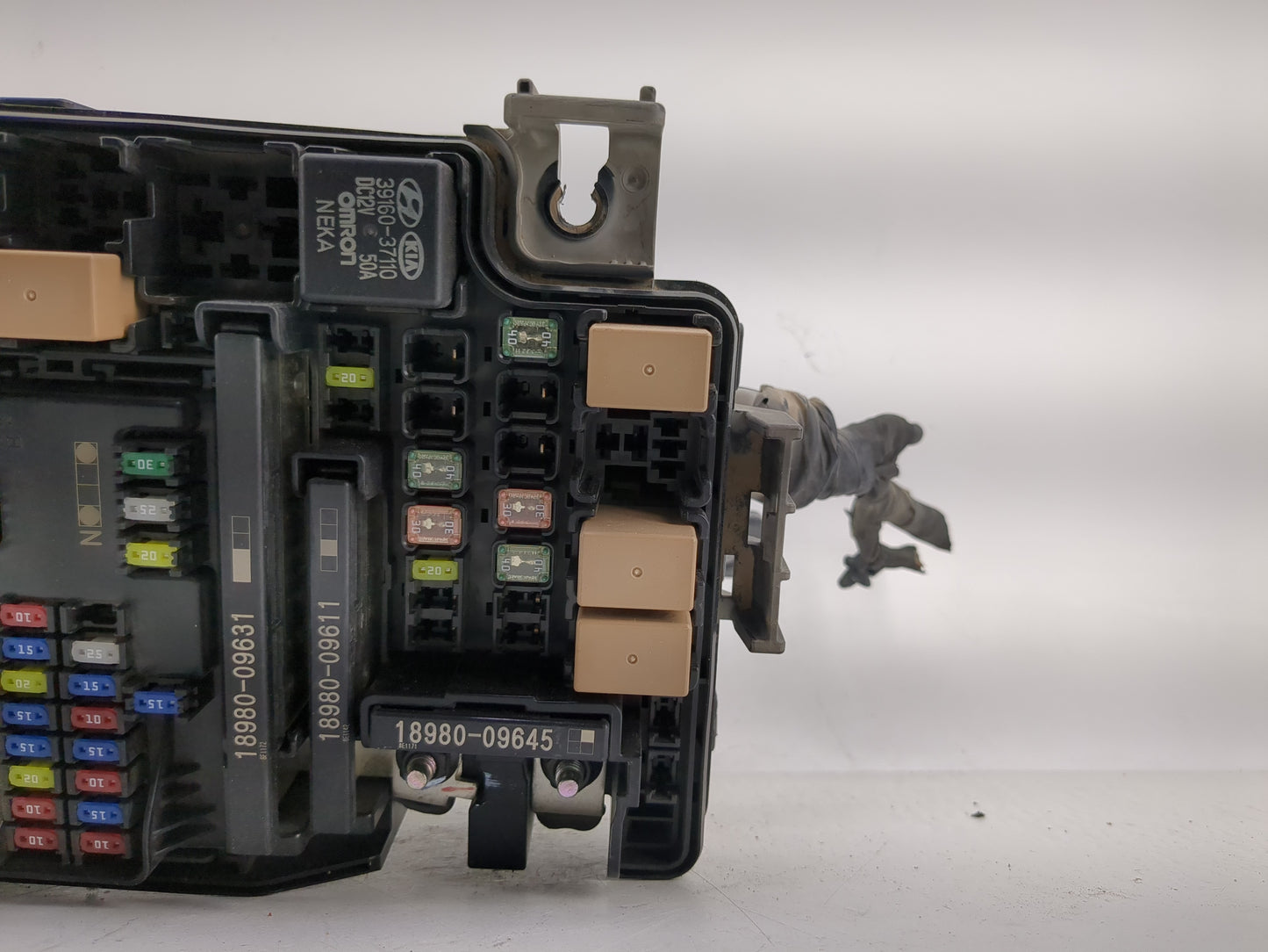 2018-2021 Hyundai Kona Fusebox Fuse Box Panel Relay Module P/N:39160-37110 18980-19645, 18980-09611 Fits Fits 2018 2019 2020