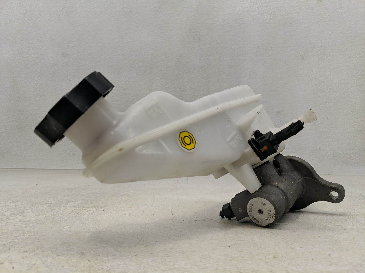 2018-2021 Hyundai Kona Brake Master Cylinder - Oemusedautoparts1.com