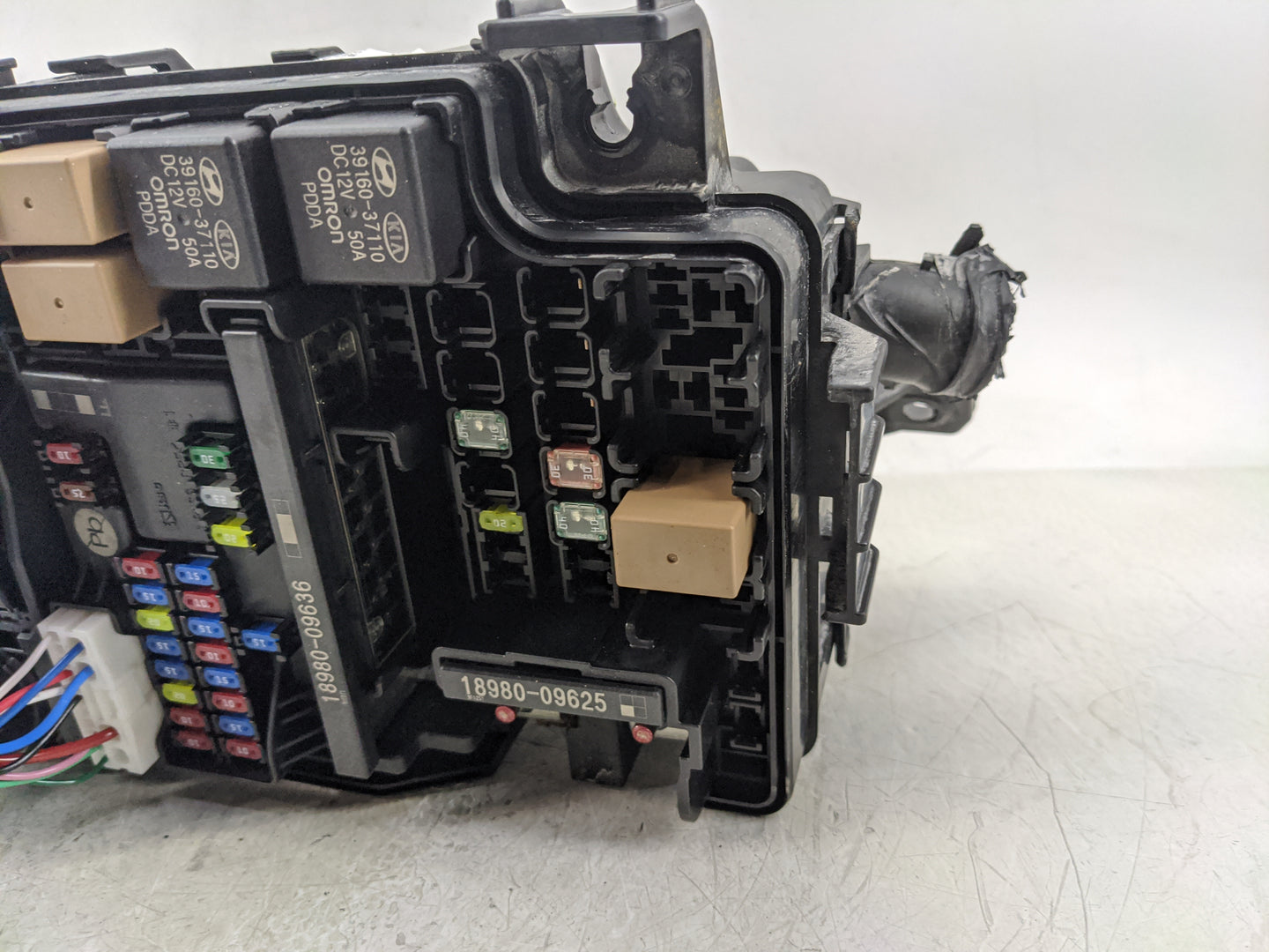2018-2021 Hyundai Kona Fusebox Fuse Box Panel Relay Module Fits Fits 2018 2019 2020 2021 OEM Used Auto Parts - Oemusedautopa