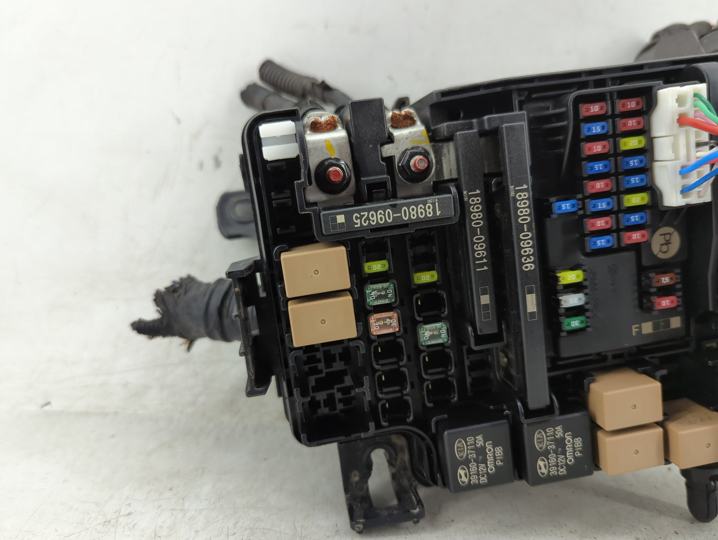 2018-2021 Hyundai Kona Fusebox Fuse Box Panel Relay Module P/N:91228-J9861 Fits Fits 2018 2019 2020 2021 OEM Used Auto Parts