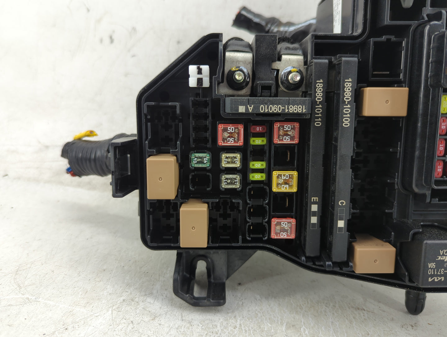 2018-2021 Hyundai Kona Fusebox Fuse Box Panel Relay Module P/N:18981-09010 18980-10110, 18980-10100 Fits Fits 2018 2019 2020