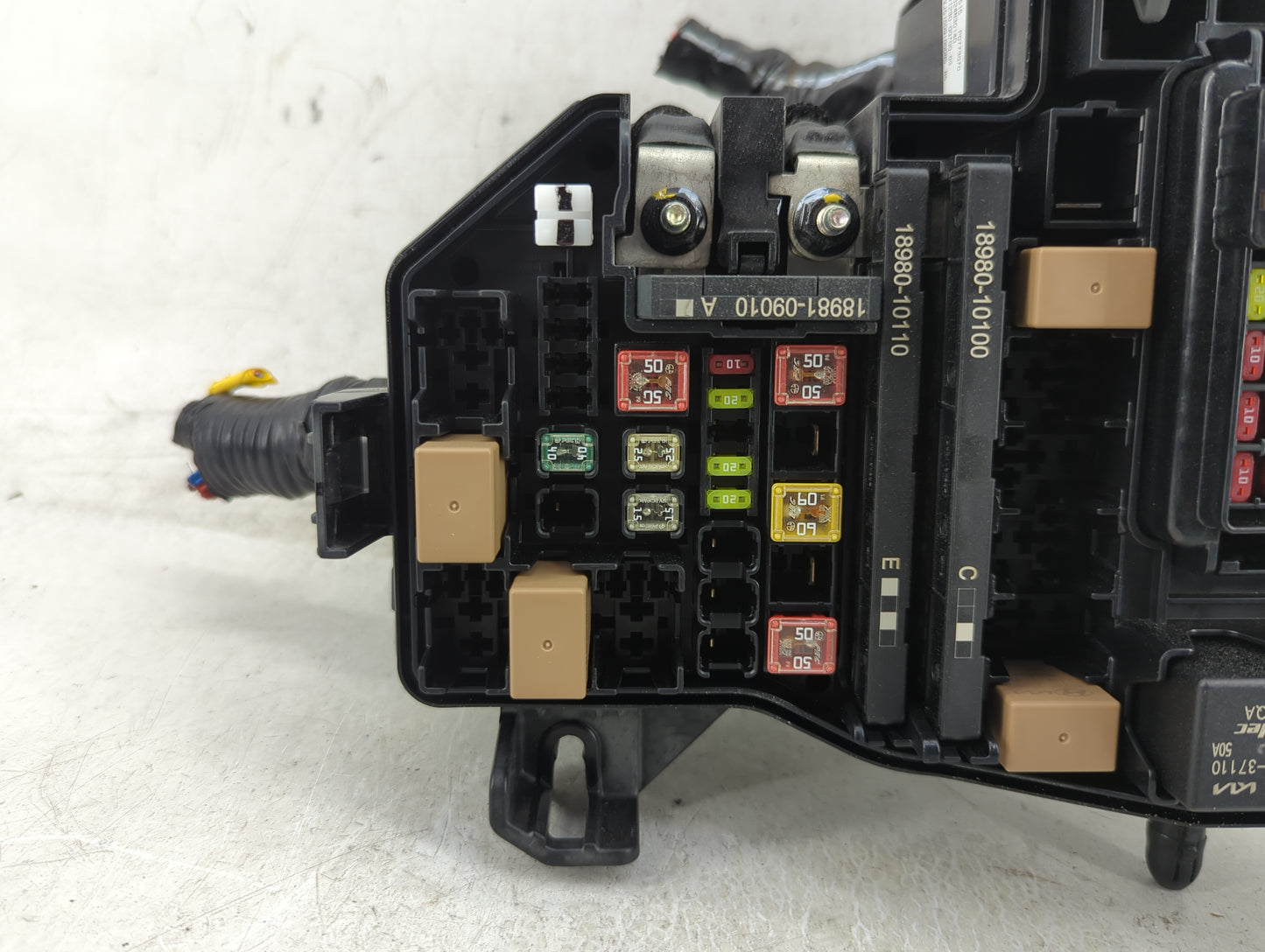 2018-2021 Hyundai Kona Fusebox Fuse Box Panel Relay Module P/N:18981-09010 18980-10110, 18980-10100 Fits Fits 2018 2019 2020