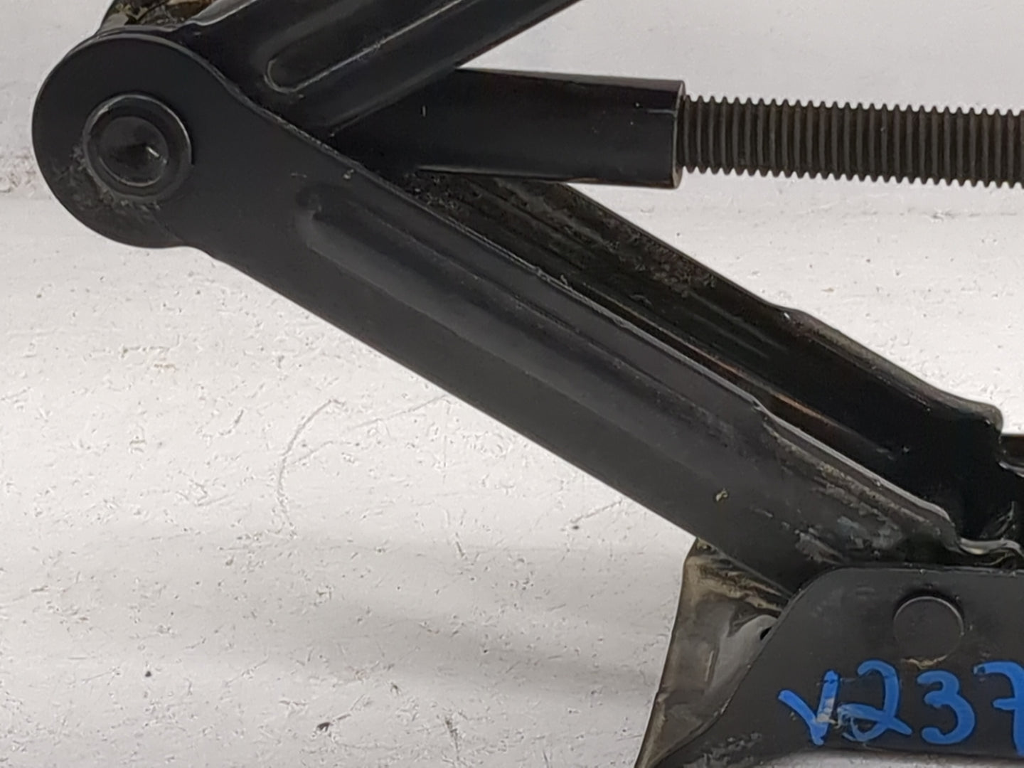 2021 Hyundai Kona Spare Scissor Car Jack Black 1480074 - Oemusedautoparts1.com