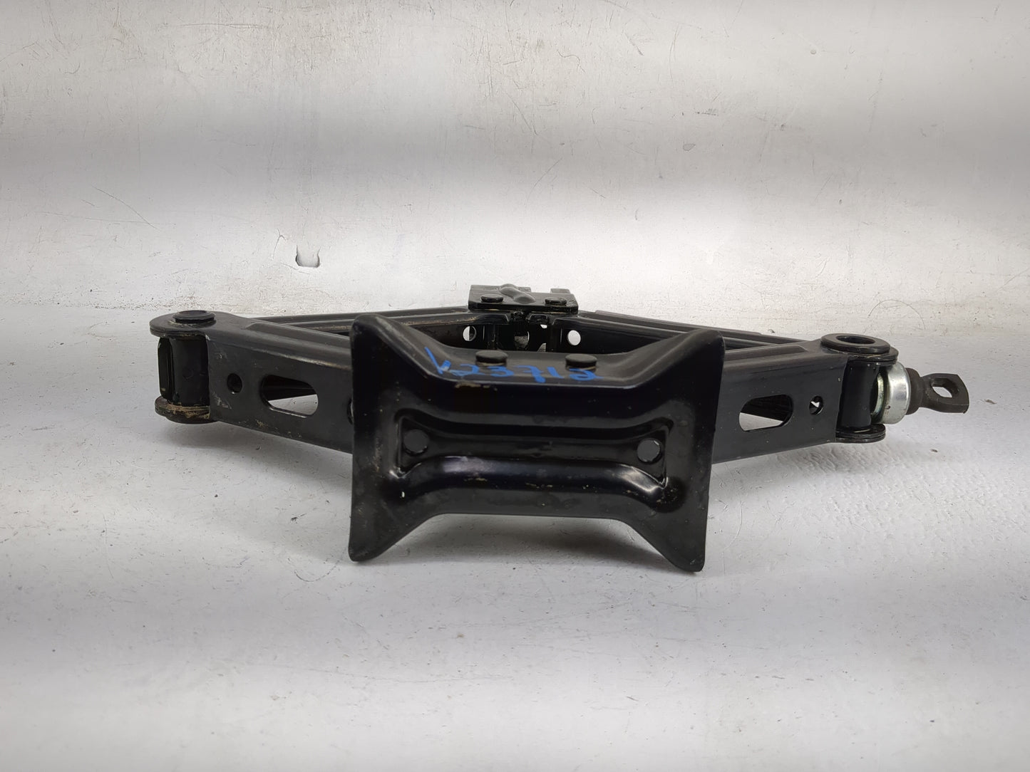 2021 Hyundai Kona Spare Scissor Car Jack Black 1480074 - Oemusedautoparts1.com