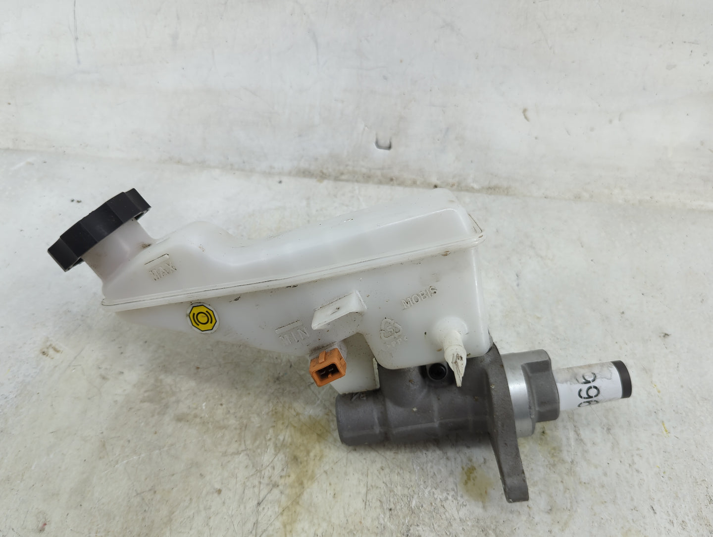 2018-2021 Hyundai Kona Brake Master Cylinder 1496681 - Oemusedautoparts1.com
