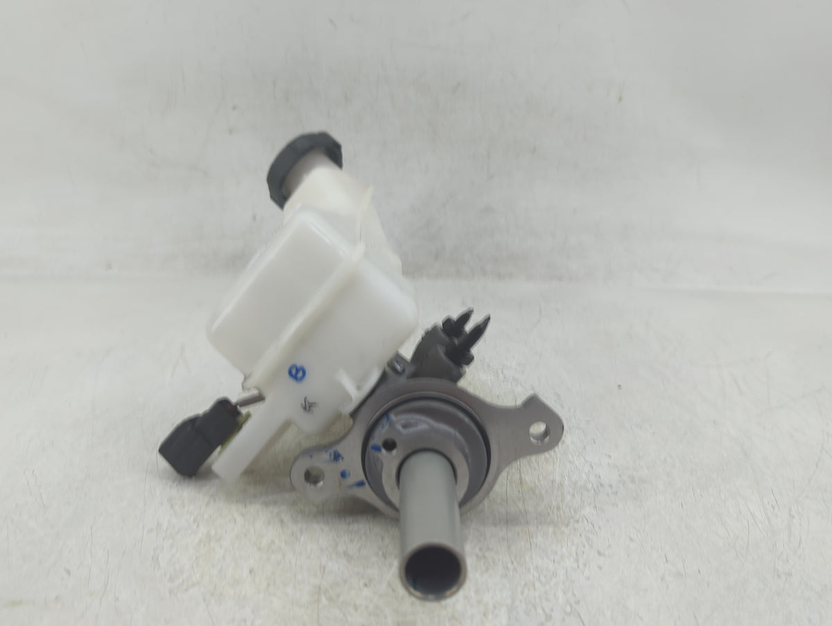 2021-2021 Hyundai Santa Fe Brake Master Cylinder 1383107 - Oemusedautoparts1.com