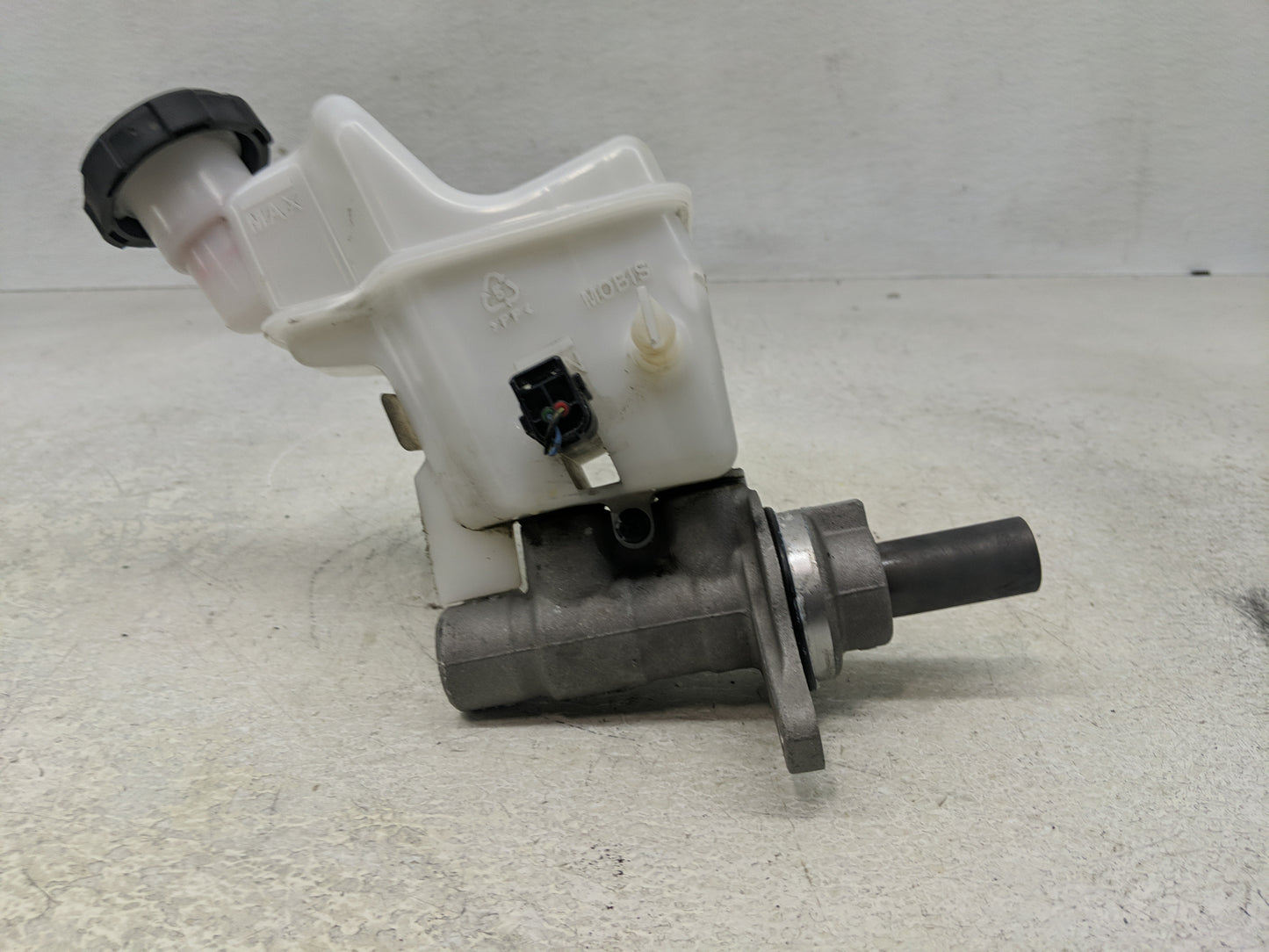 2020-2023 Hyundai Sonata Brake Master Cylinder - Oemusedautoparts1.com