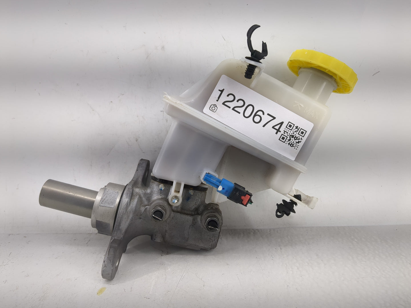 2019-2022 Jeep Cherokee Brake Master Cylinder - Oemusedautoparts1.com