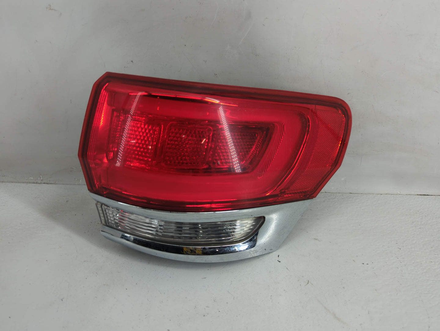 2014-2022 Jeep Grand Cherokee Tail Light Assembly Passenger Right OEM P/N:P68110016AE Fits OEM Used Auto Parts - Oemusedauto