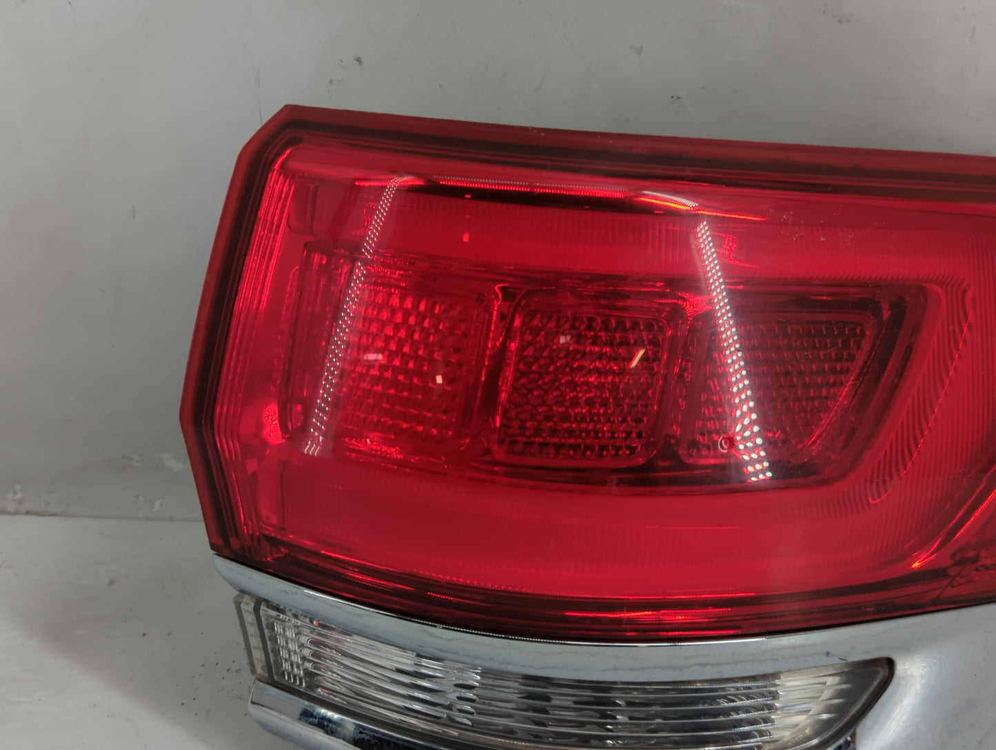 2014-2022 Jeep Grand Cherokee Tail Light Assembly Passenger Right OEM P/N:P68110016AE Fits OEM Used Auto Parts - Oemusedauto
