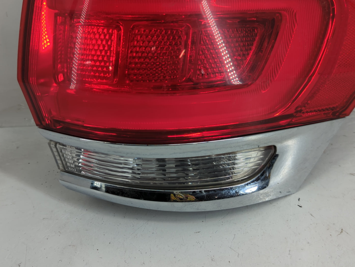 2014-2022 Jeep Grand Cherokee Tail Light Assembly Passenger Right OEM P/N:P68110016AE Fits OEM Used Auto Parts - Oemusedauto