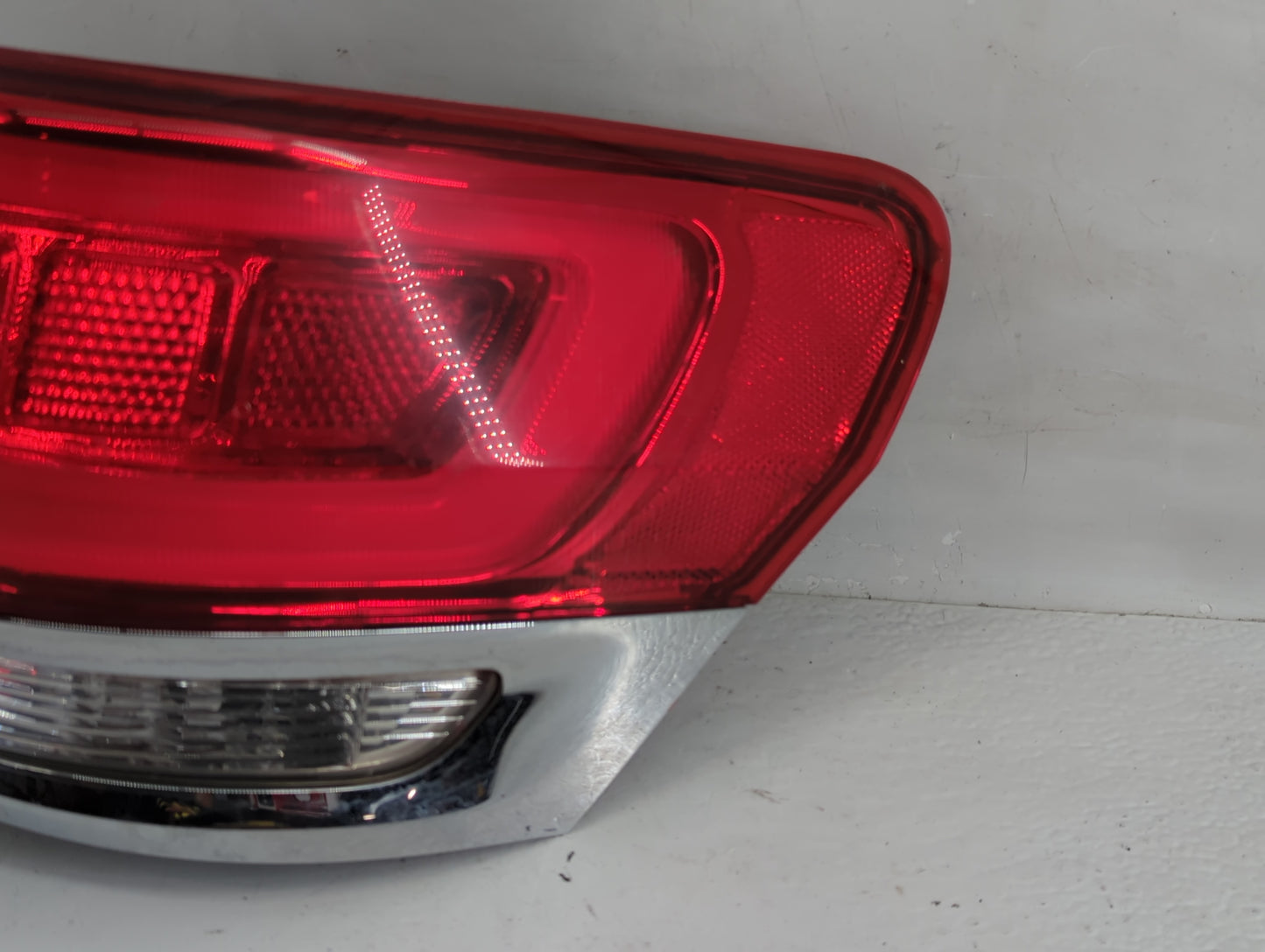 2014-2022 Jeep Grand Cherokee Tail Light Assembly Passenger Right OEM P/N:P68110016AE Fits OEM Used Auto Parts - Oemusedauto