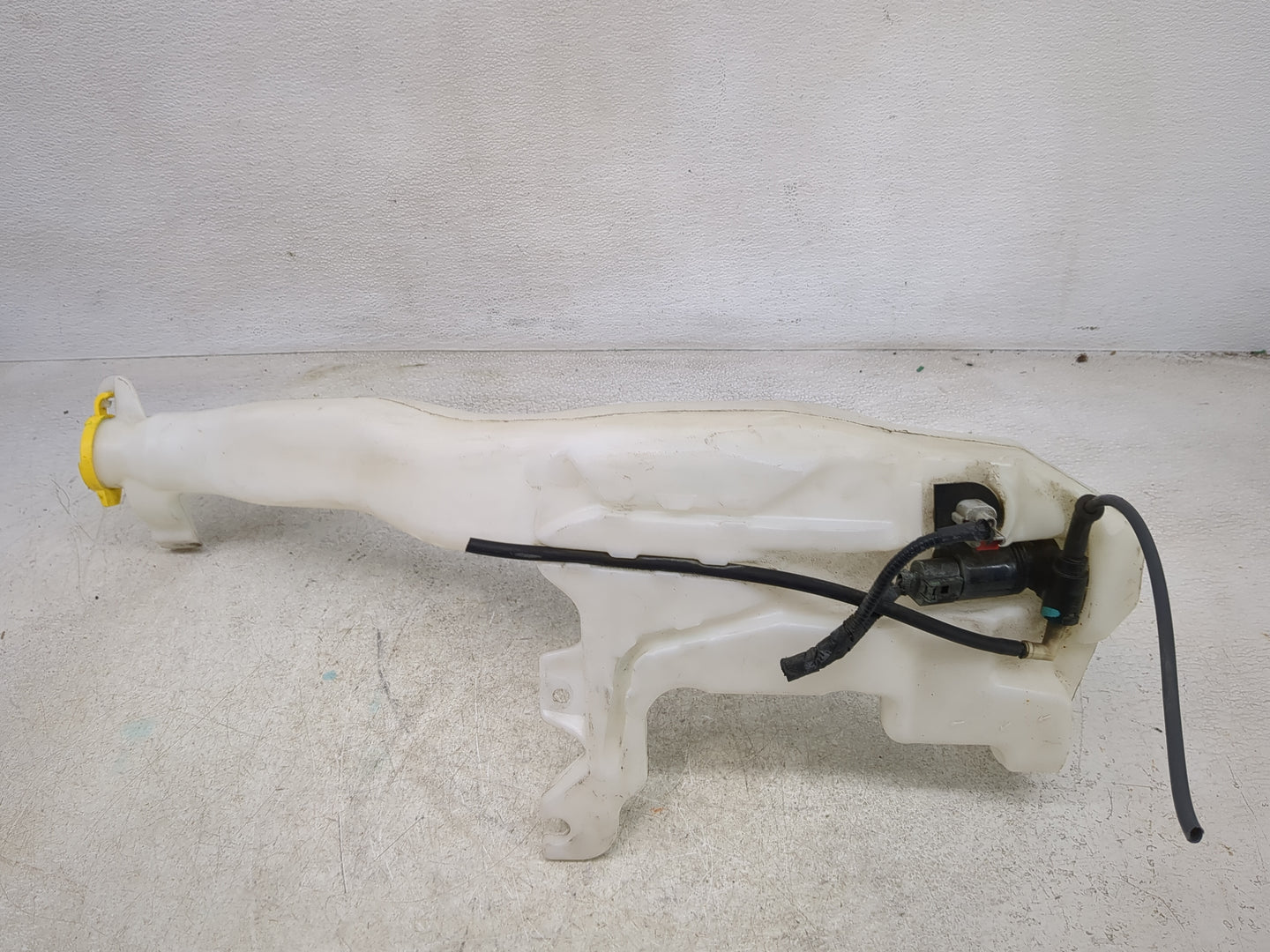 2011 Jeep Grand Cherokee Windshield Washer Fluid Reservoir Bottle Oem - Oemusedautoparts1.com