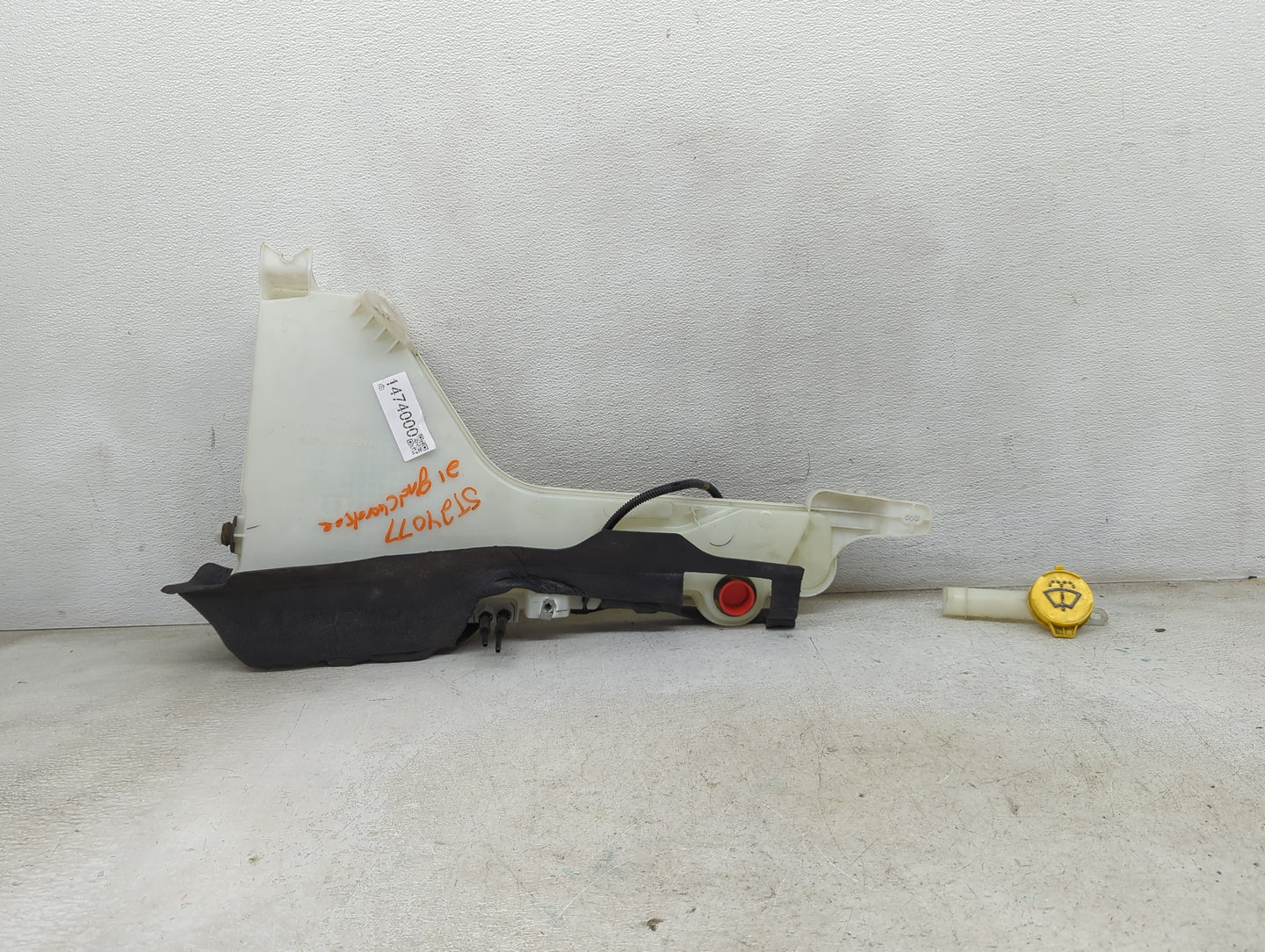 2021 Jeep Grand Cherokee Windshield Washer Fluid Reservoir Bottle Oem 1474000 - Oemusedautoparts1.com