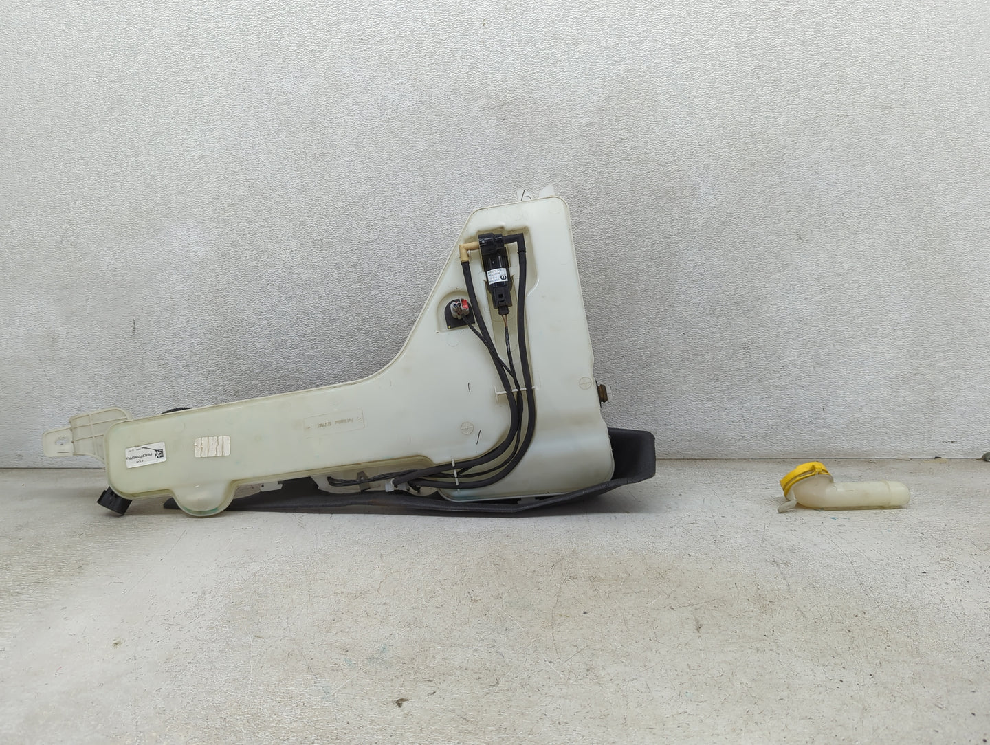 2021 Jeep Grand Cherokee Windshield Washer Fluid Reservoir Bottle Oem 1474000 - Oemusedautoparts1.com