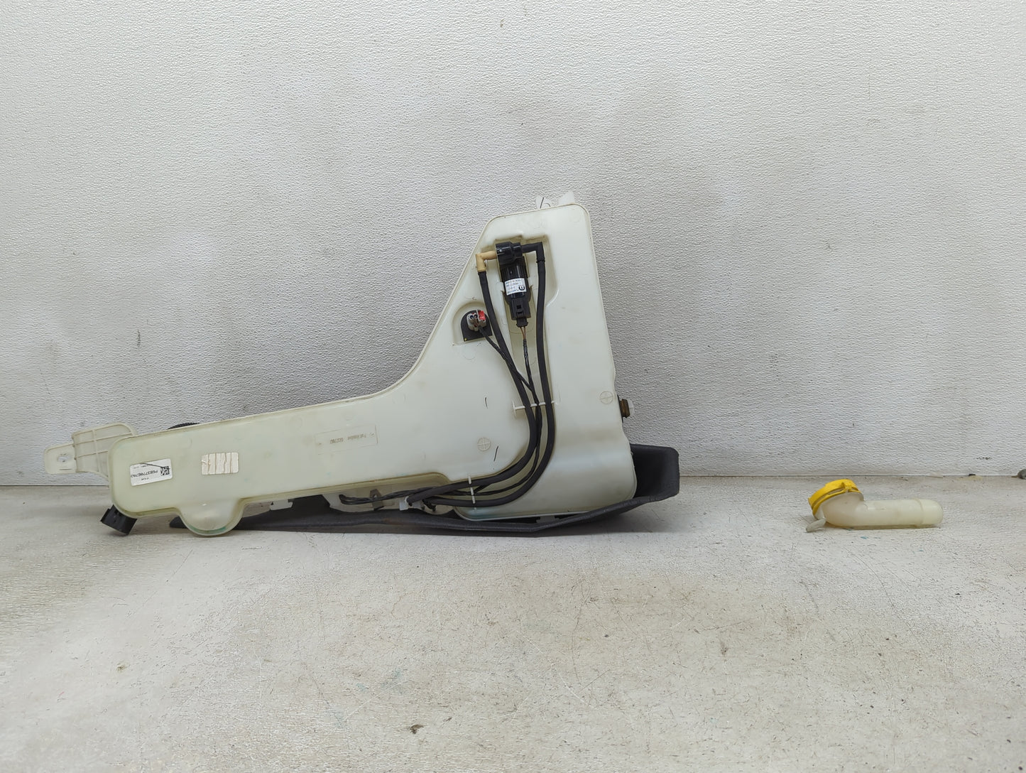 2021 Jeep Grand Cherokee Windshield Washer Fluid Reservoir Bottle Oem 1474000 - Oemusedautoparts1.com