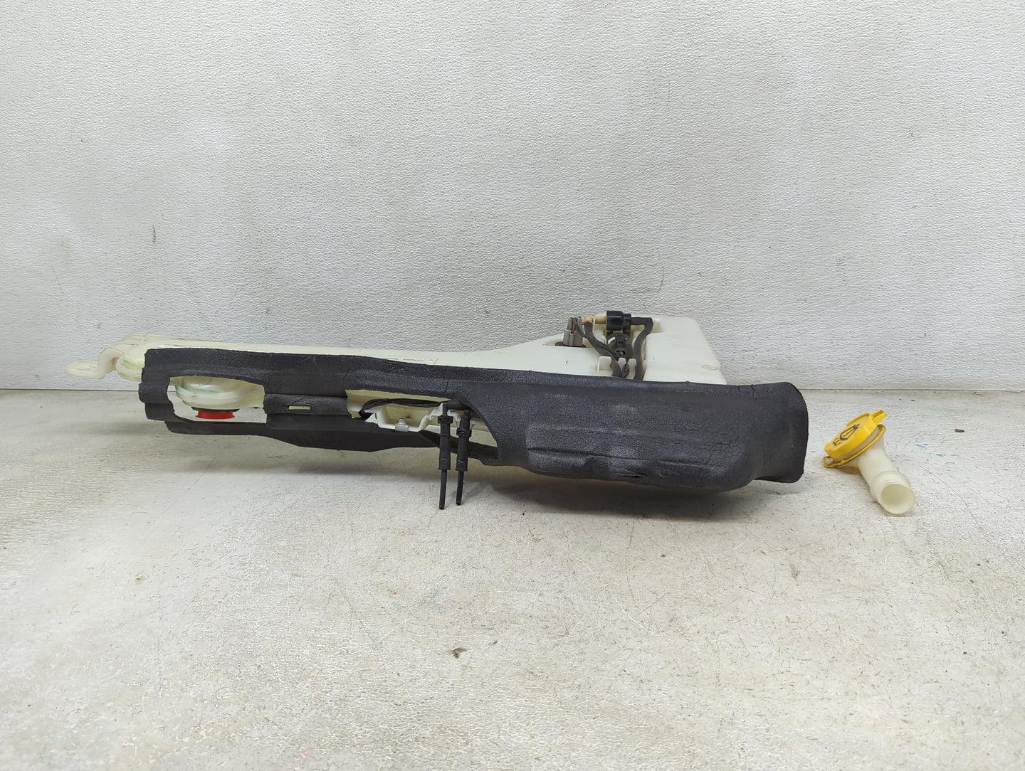 2021 Jeep Grand Cherokee Windshield Washer Fluid Reservoir Bottle Oem 1474000 - Oemusedautoparts1.com