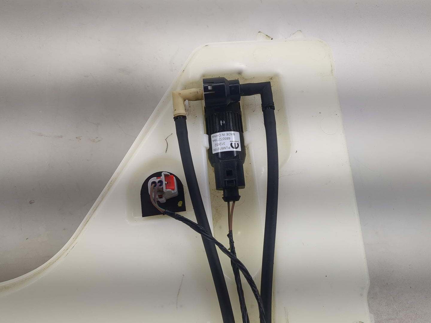 2021 Jeep Grand Cherokee Windshield Washer Fluid Reservoir Bottle Oem - Oemusedautoparts1.com
