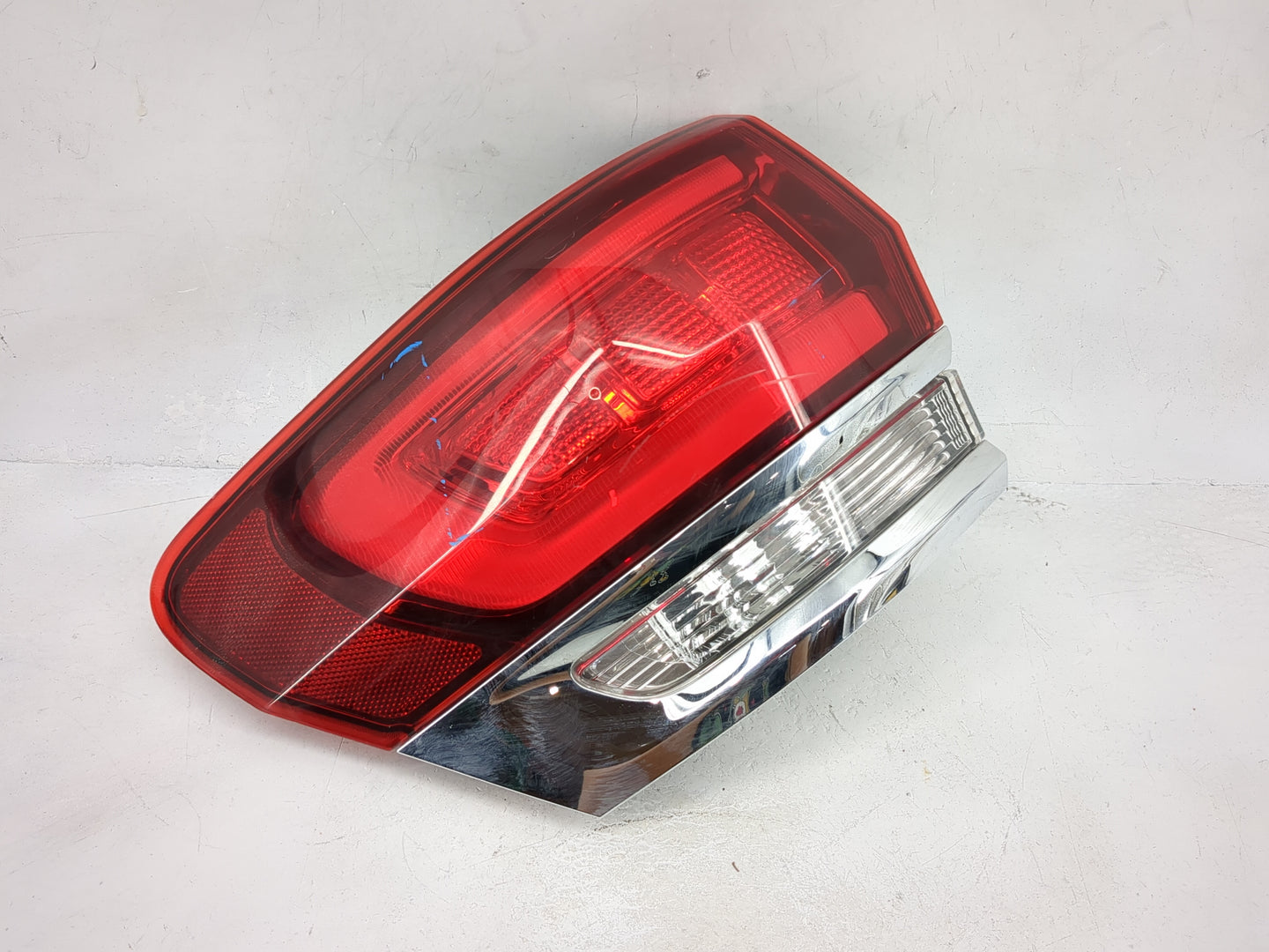 2014 Jeep Grand Cherokee Driver Left Side Deck Lid Mounted Tail Light - Oemusedautoparts1.com