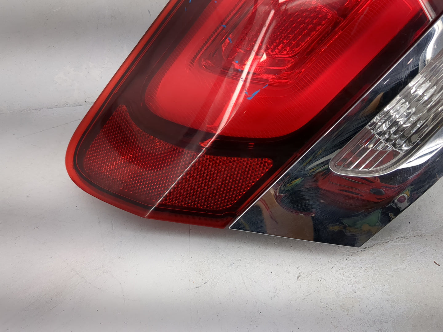 2014 Jeep Grand Cherokee Driver Left Side Deck Lid Mounted Tail Light - Oemusedautoparts1.com