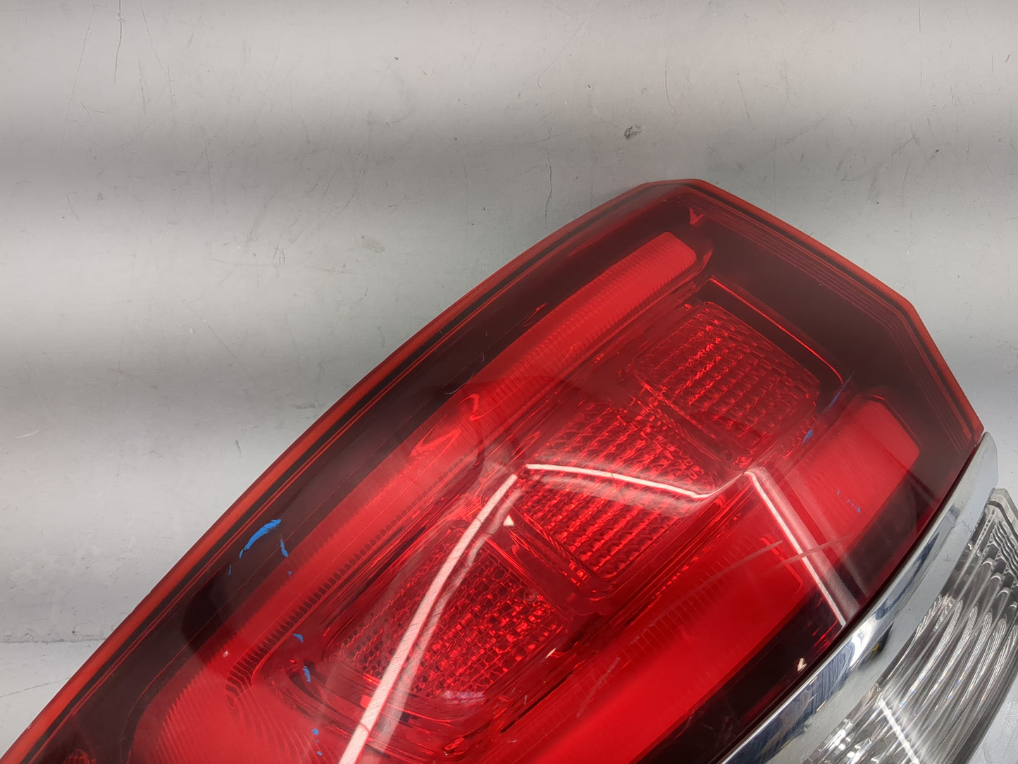 2014 Jeep Grand Cherokee Driver Left Side Deck Lid Mounted Tail Light - Oemusedautoparts1.com