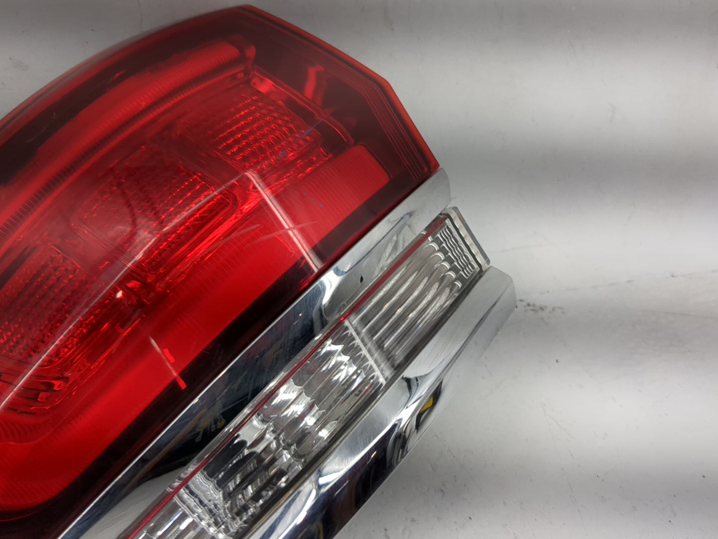 2014 Jeep Grand Cherokee Driver Left Side Deck Lid Mounted Tail Light - Oemusedautoparts1.com